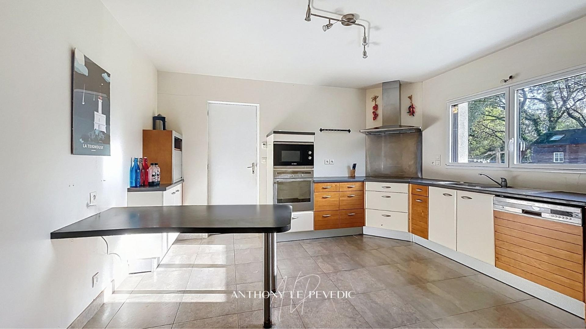 Photo 8 of the listing.