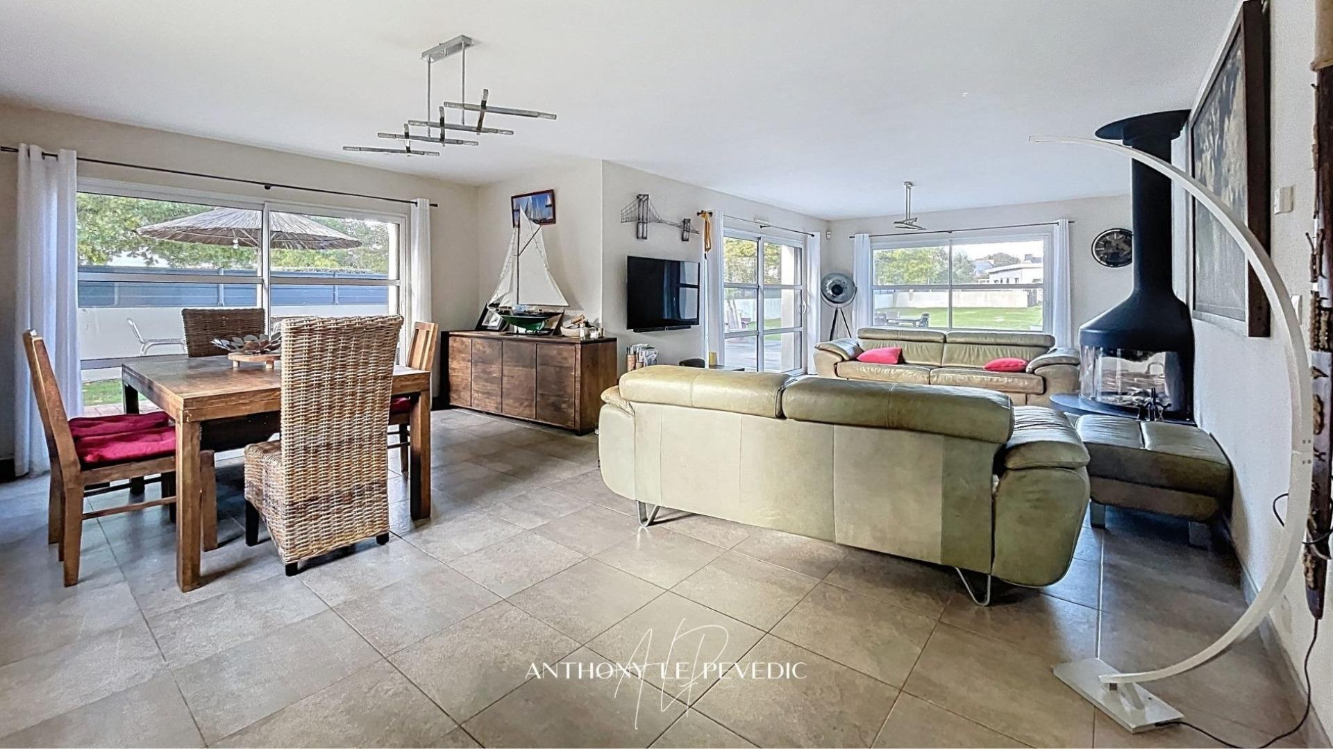 Photo 3 of the listing.