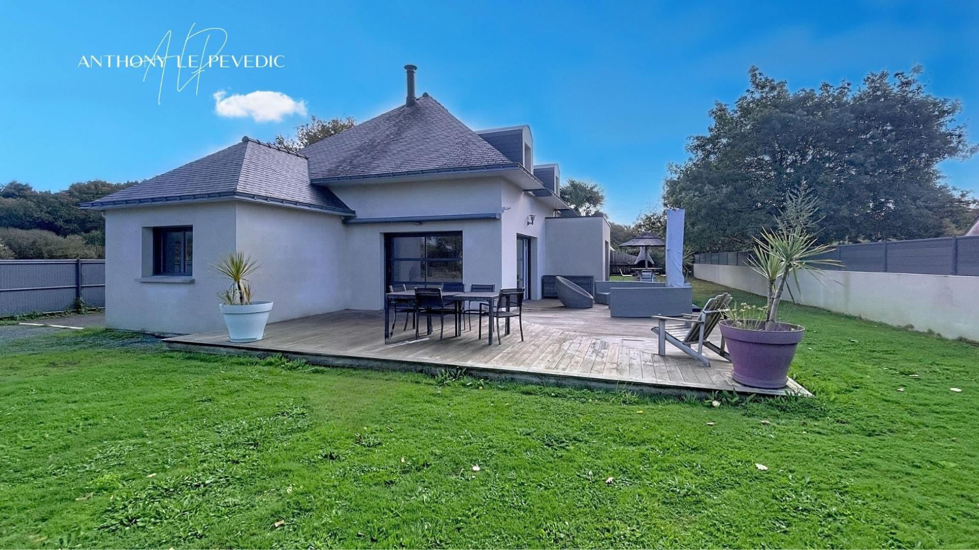 Photo 2 of the listing.