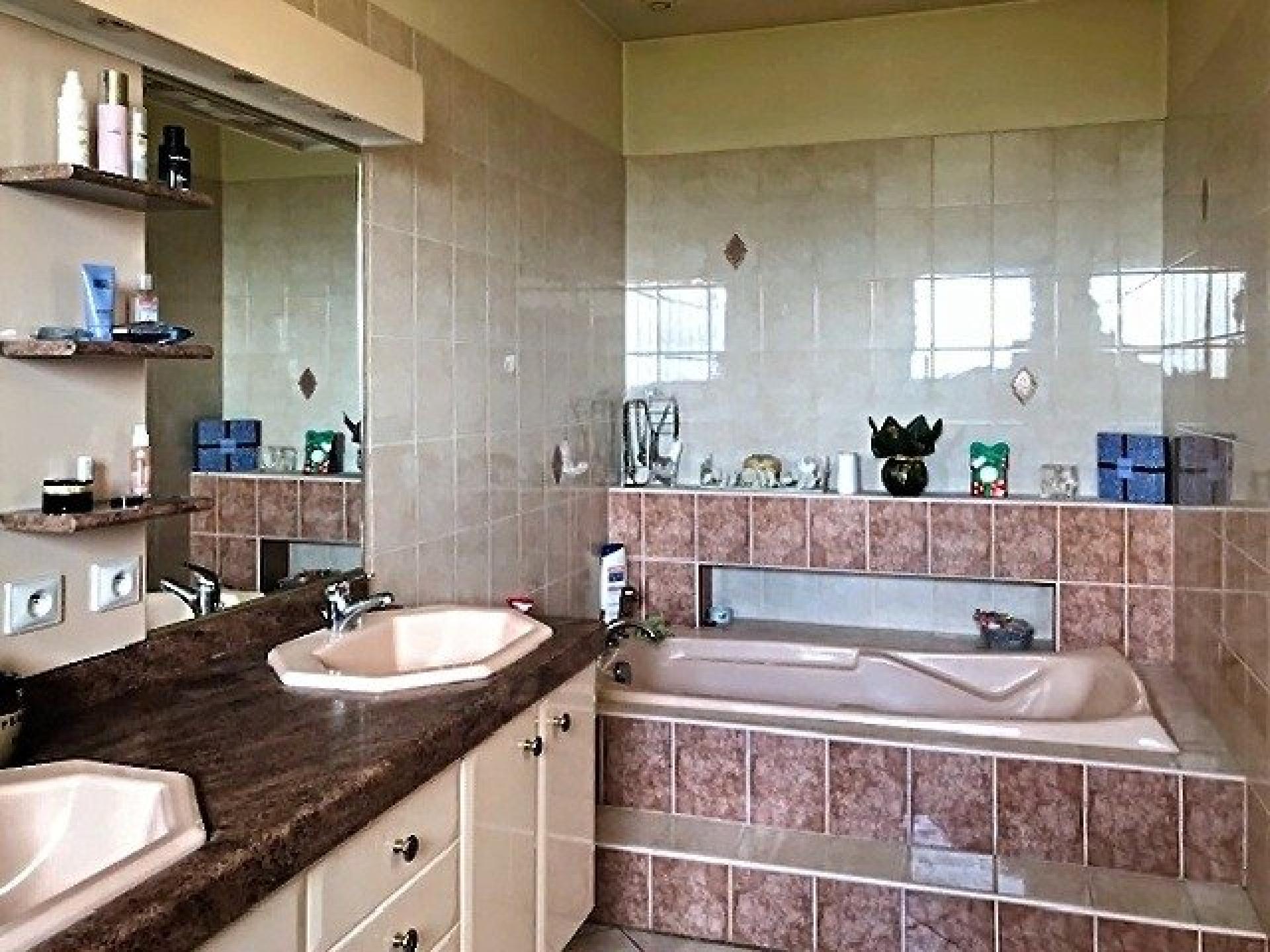 Photo 7 of the listing.