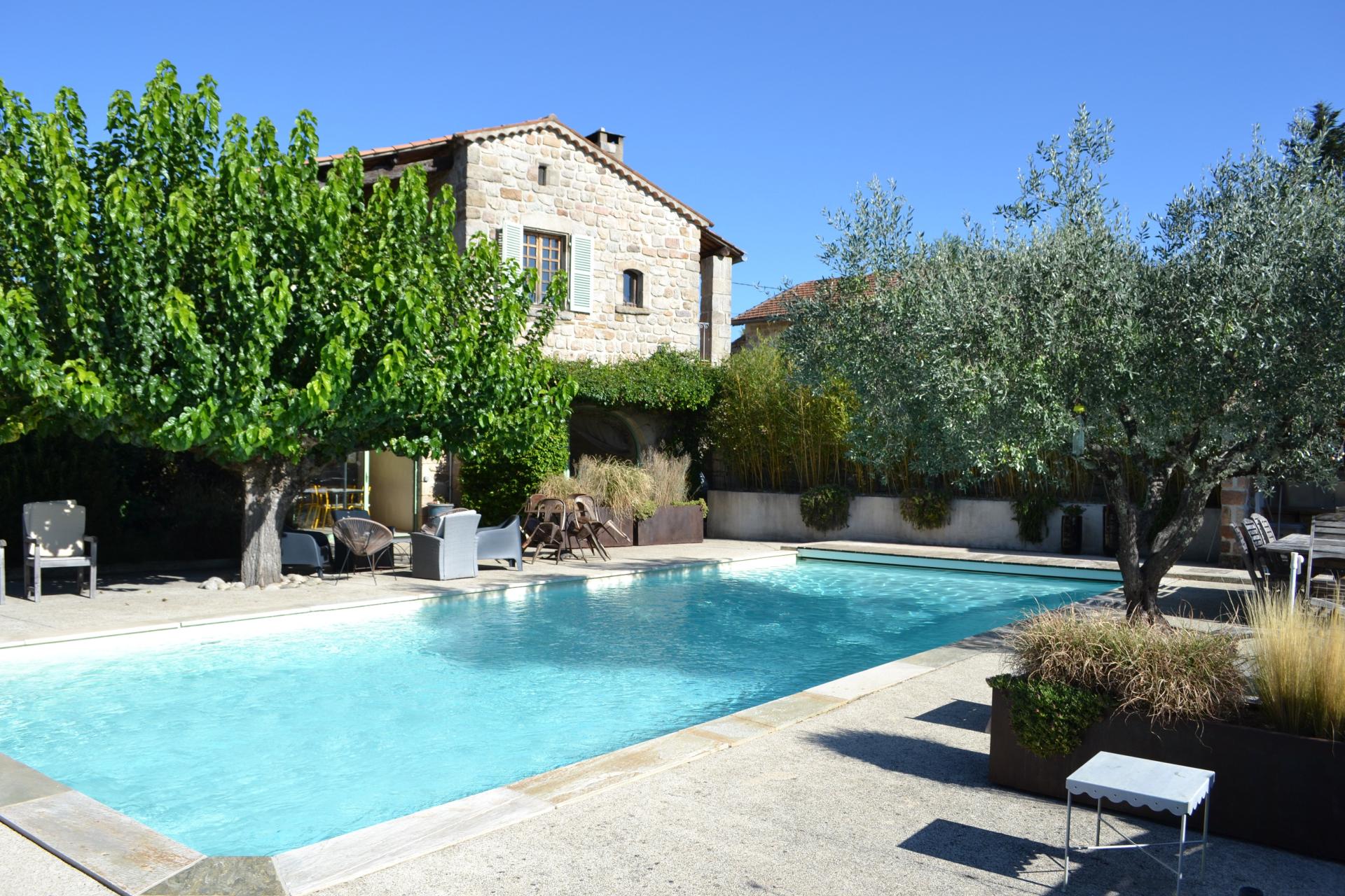 Photo 4 of the listing.