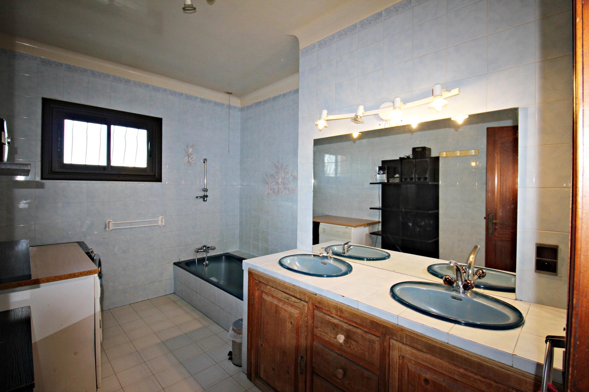 Photo 6 of the listing.