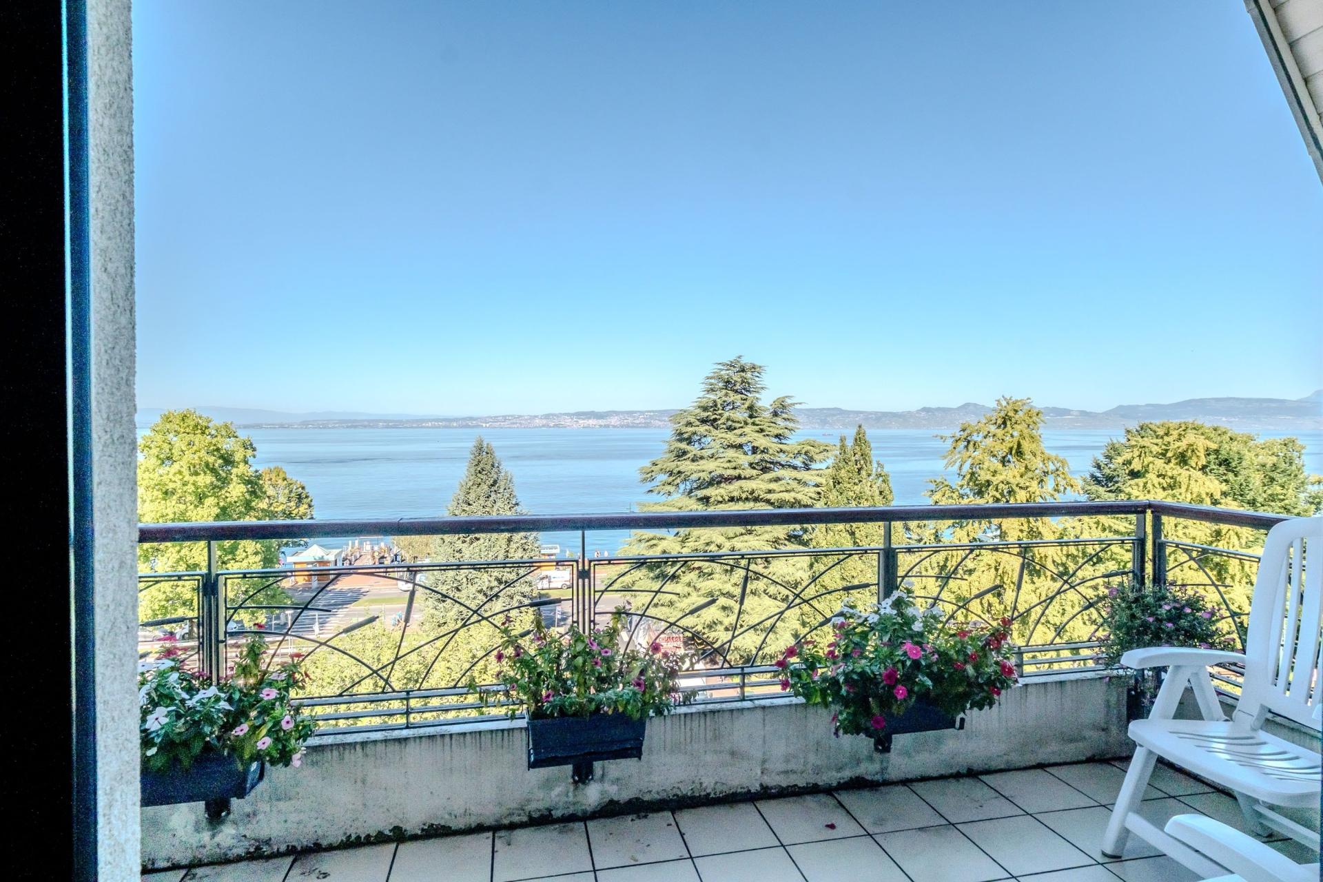 Photo 3 of the listing.