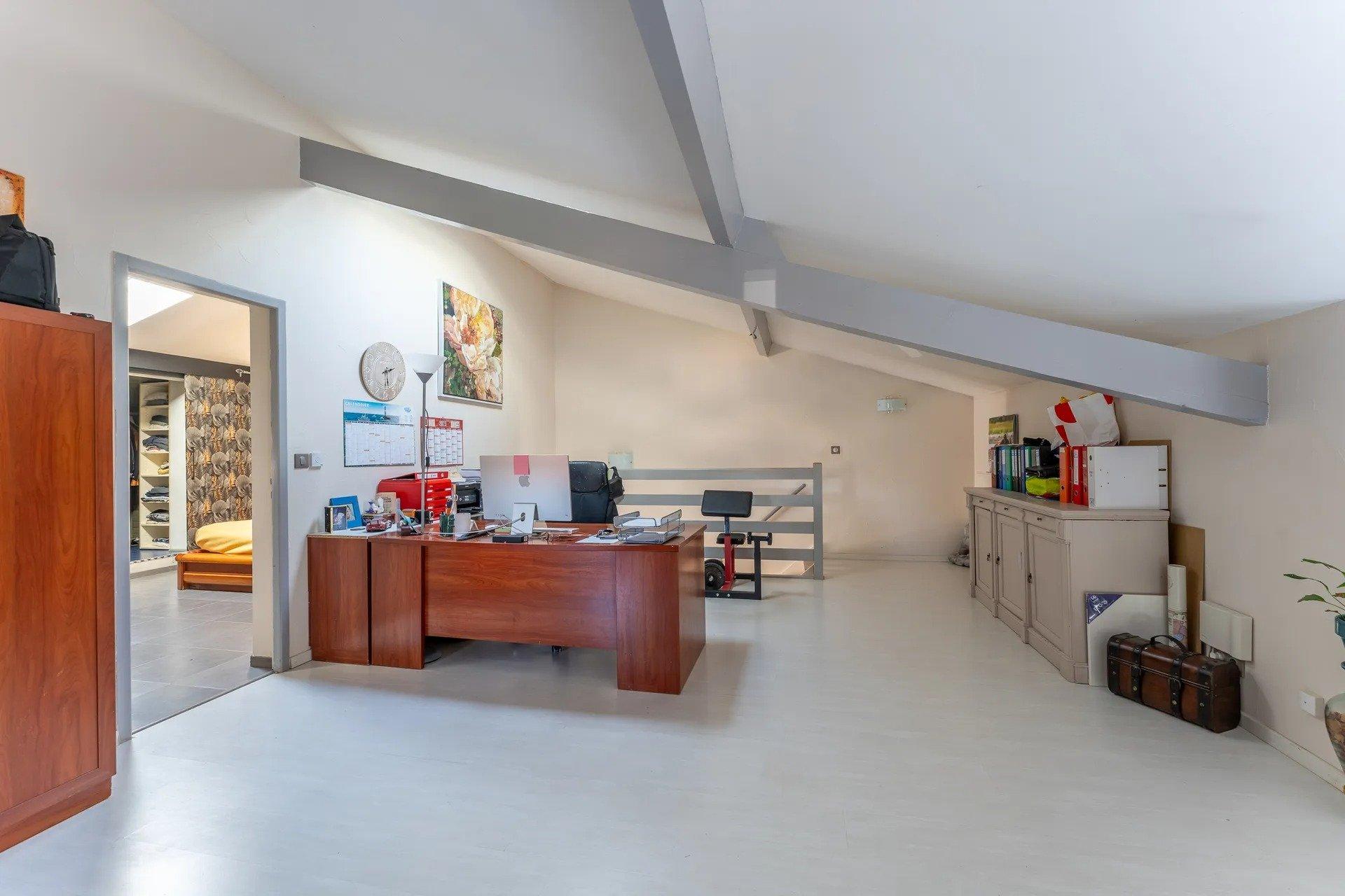 Photo 2 of the listing.