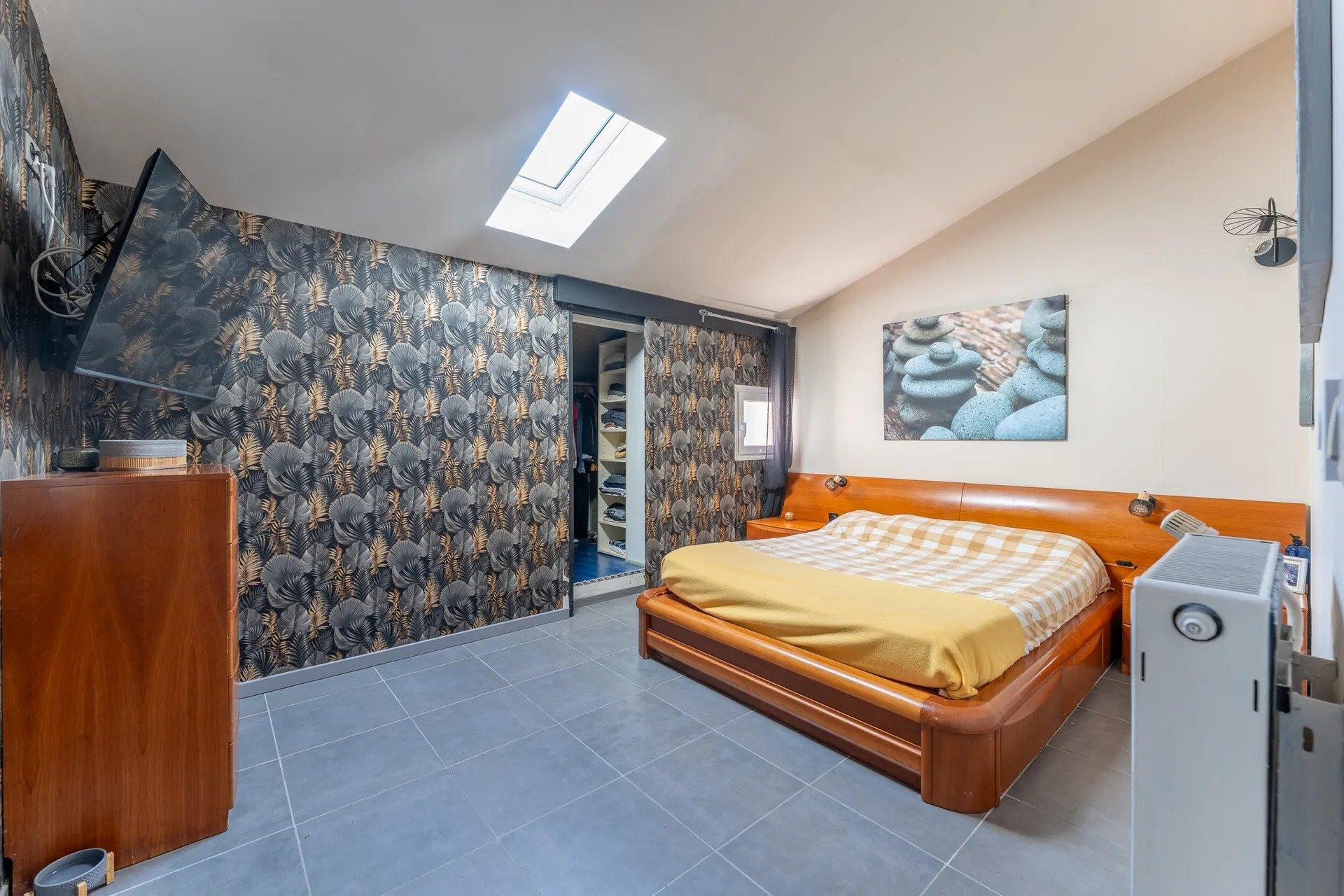 Photo 8 of the listing.