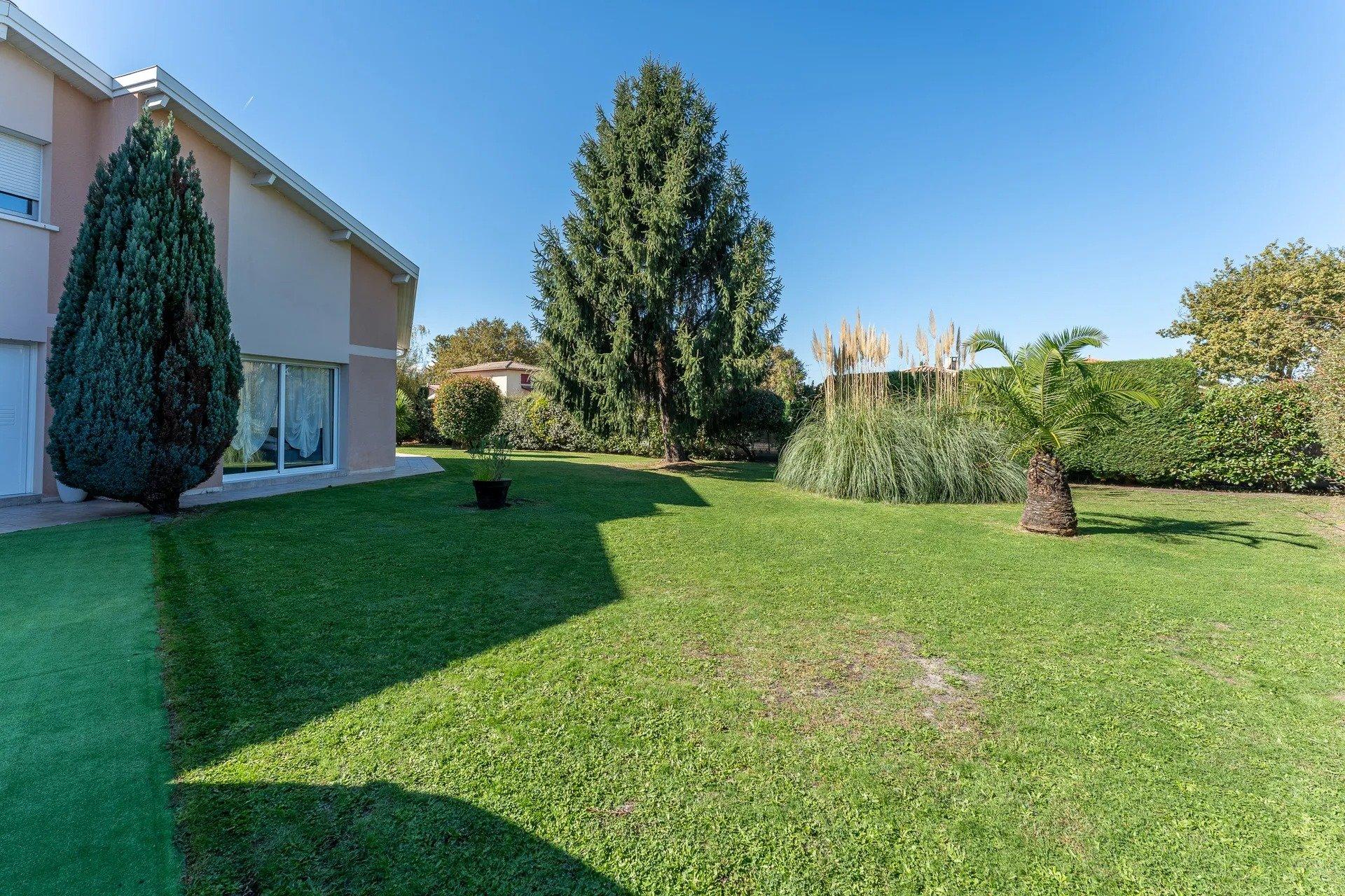 Photo 13 of the listing.