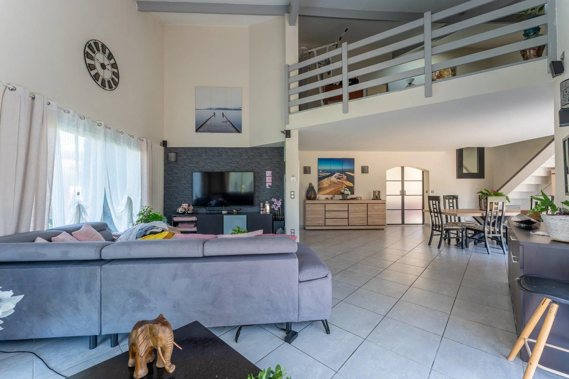 Photo 7 of the listing.