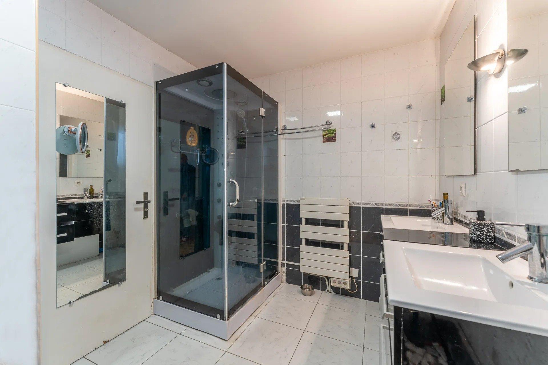 Photo 4 of the listing.