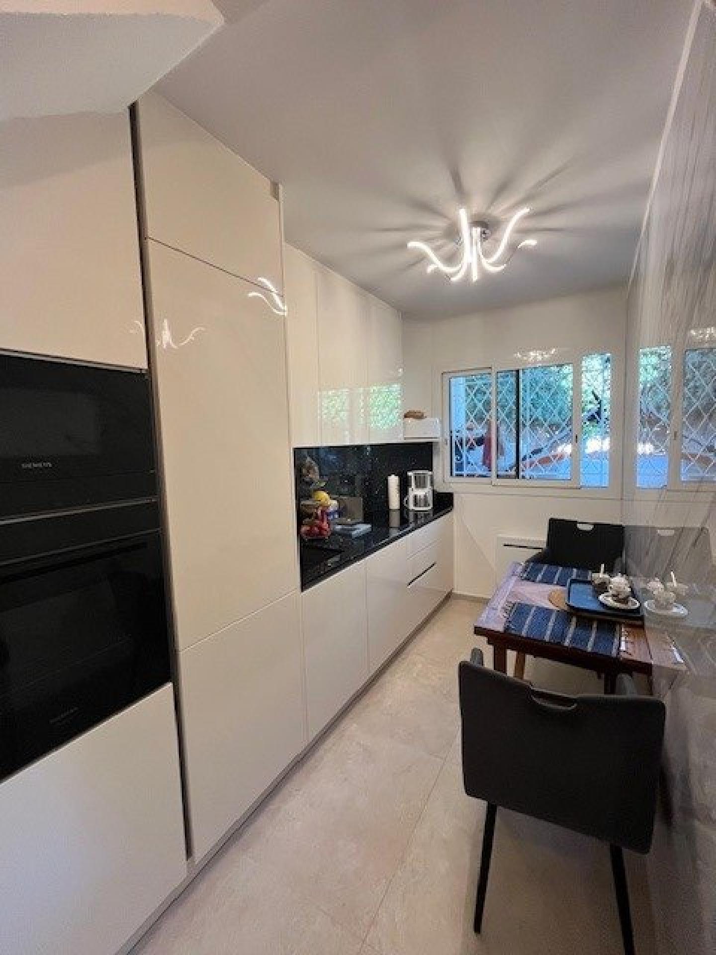 Photo 6 of the listing.