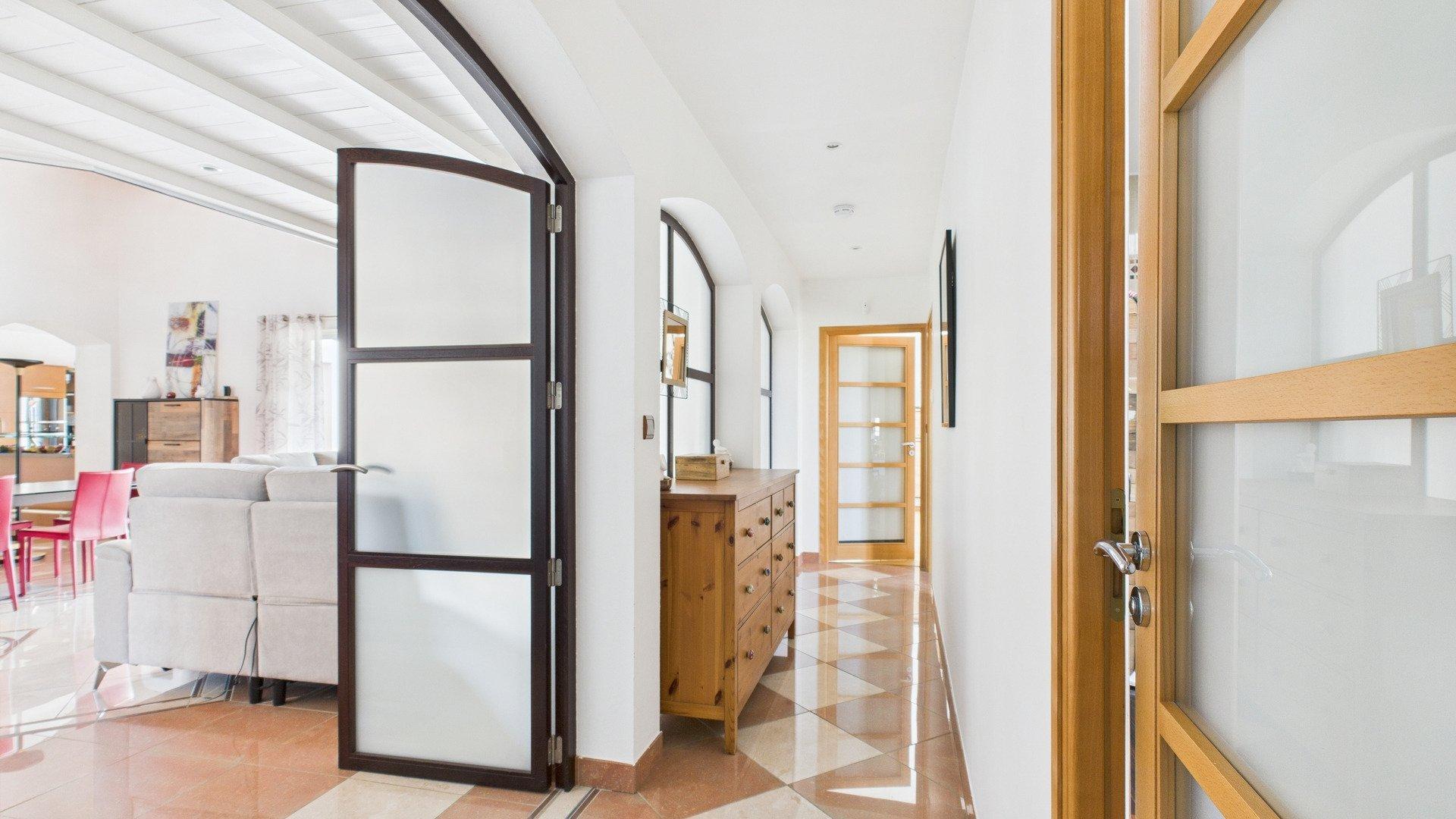 Photo 7 of the listing.