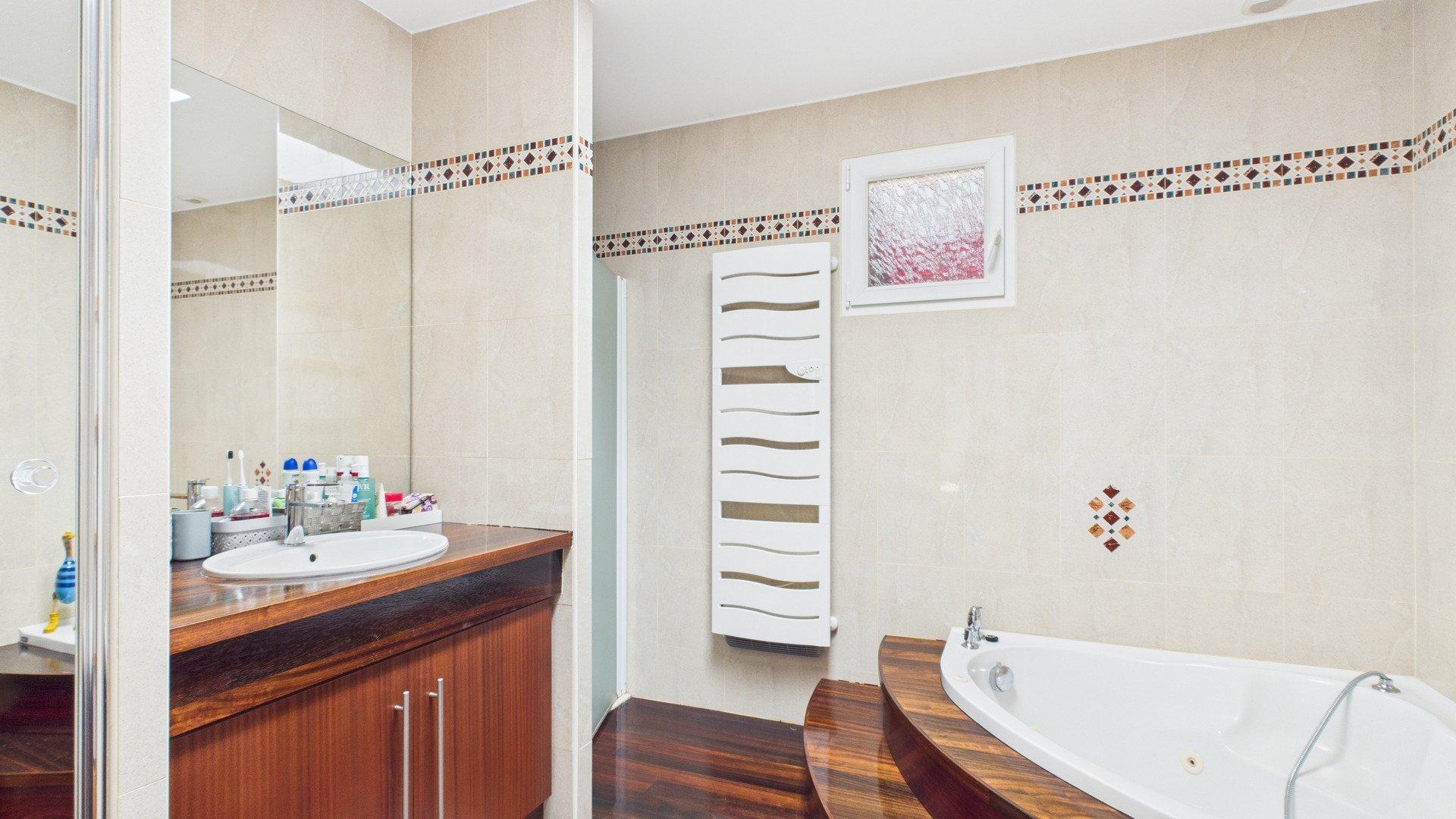 Photo 11 of the listing.