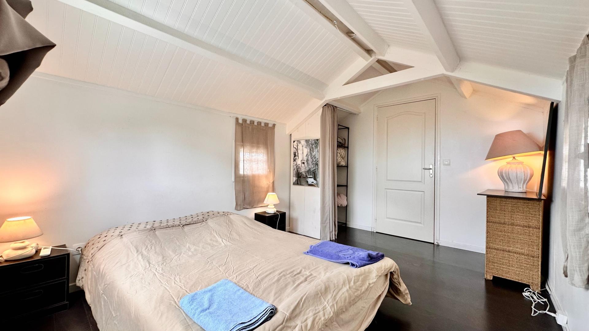 Photo 5 of the listing.