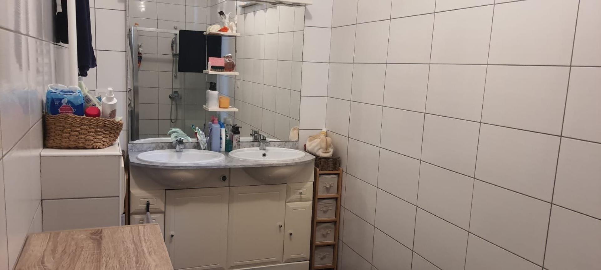 Photo 3 of the listing.