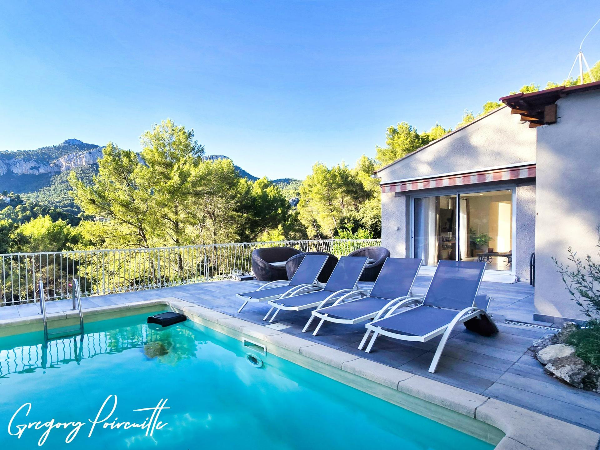 Photo 2 of the listing.