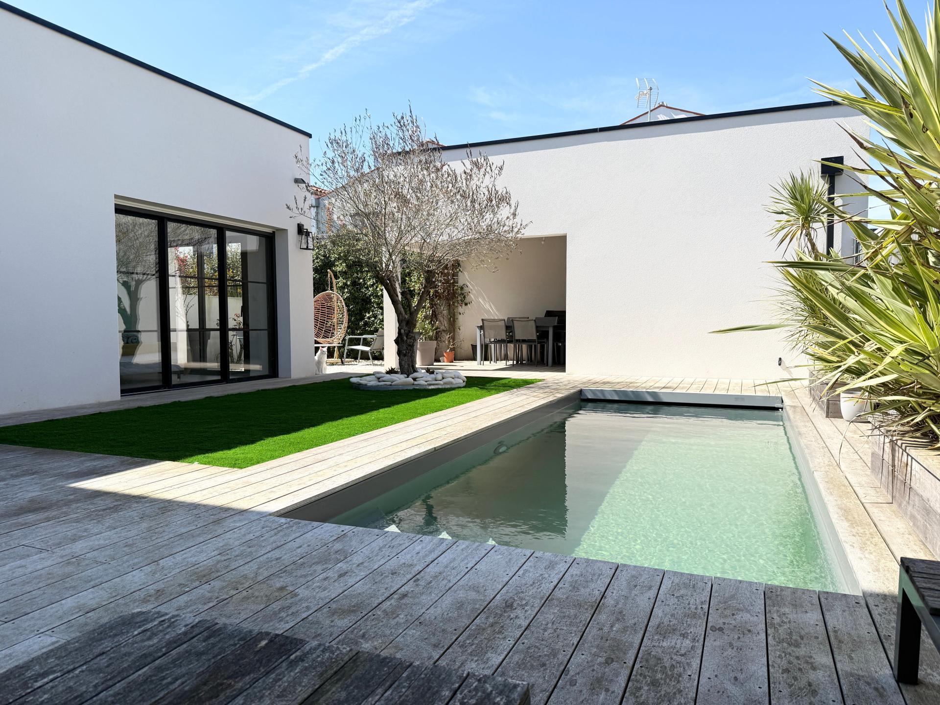 Photo 2 of the listing.