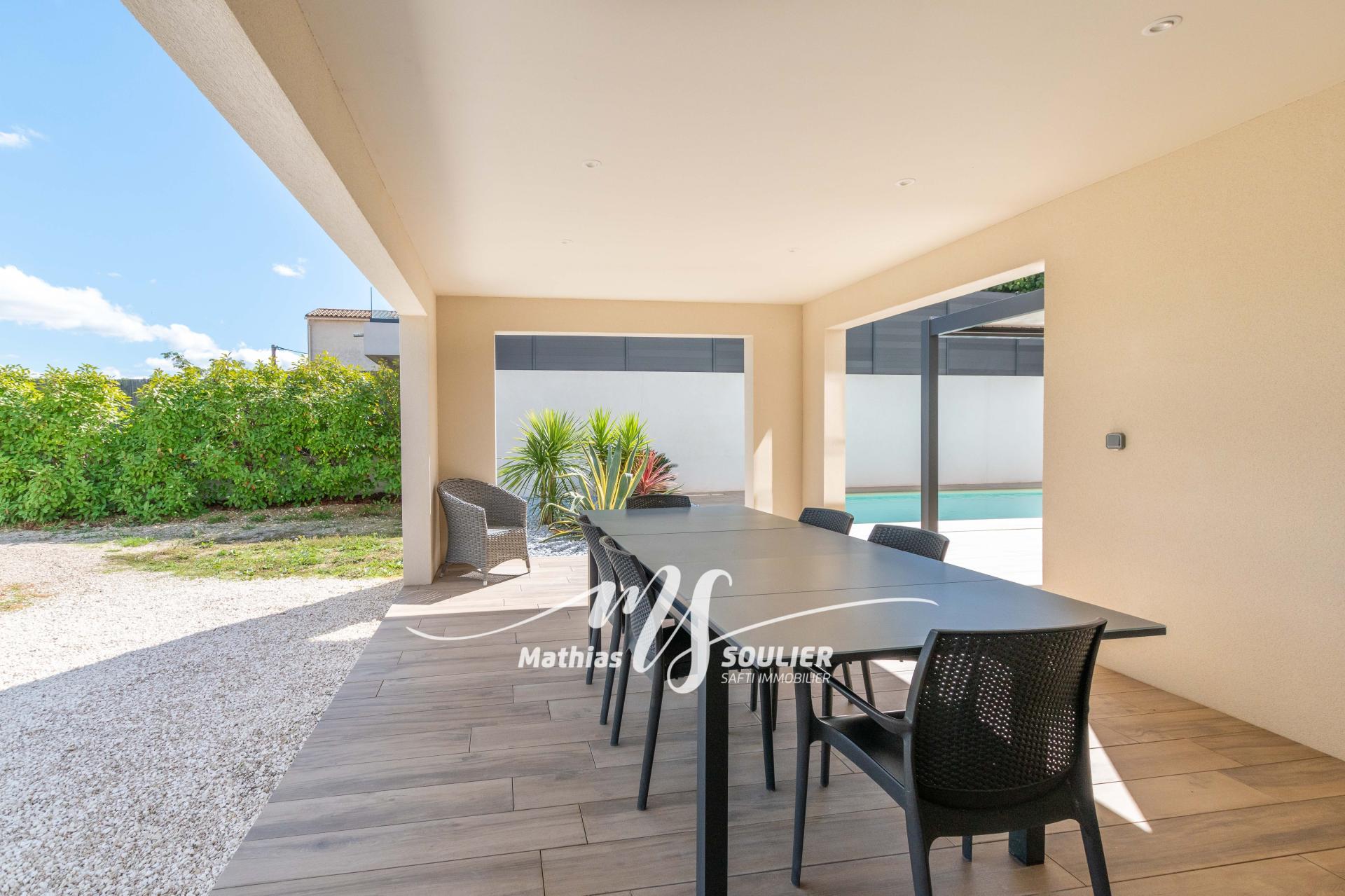 Photo 2 of the listing.