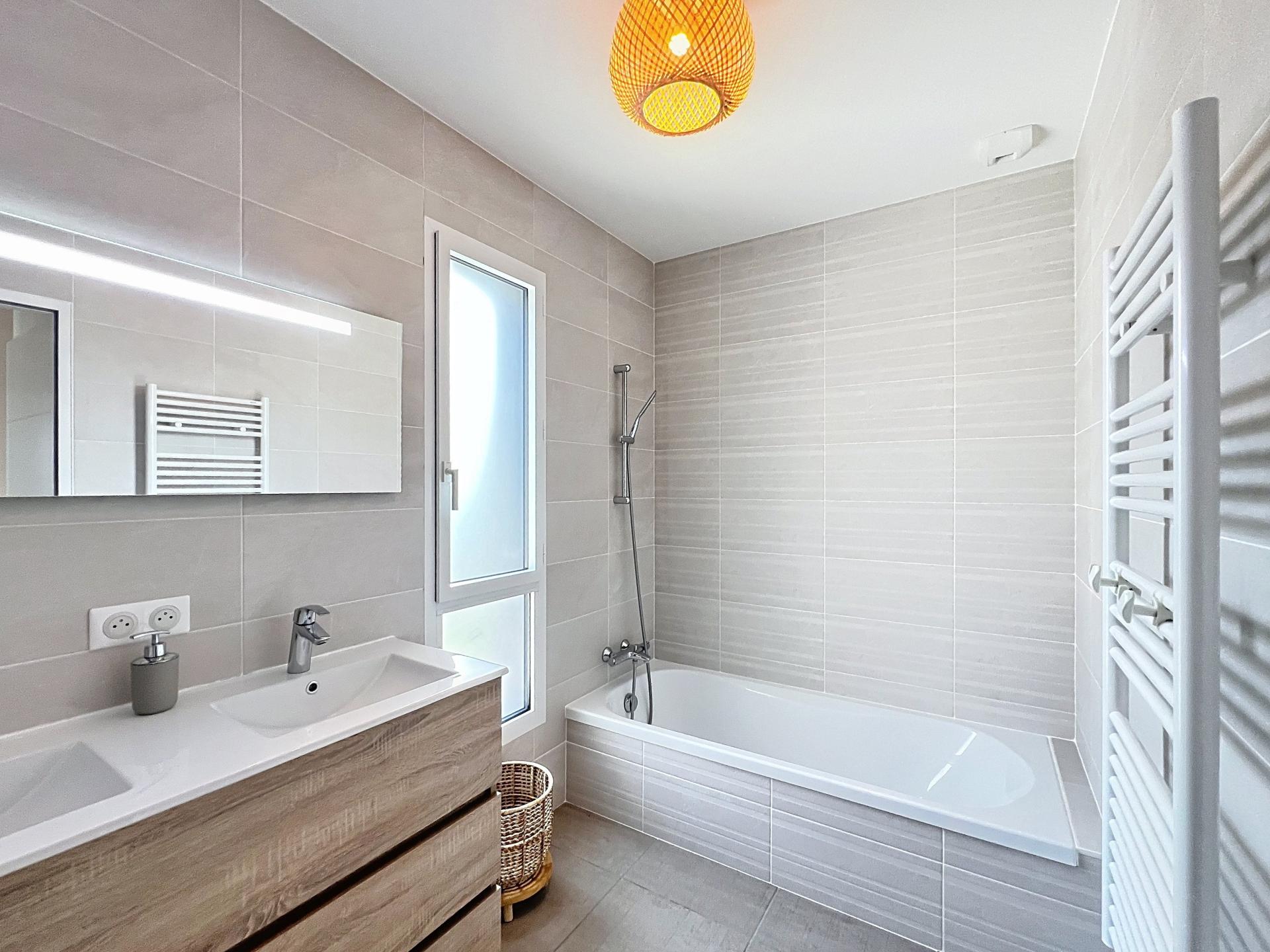 Photo 7 of the listing.