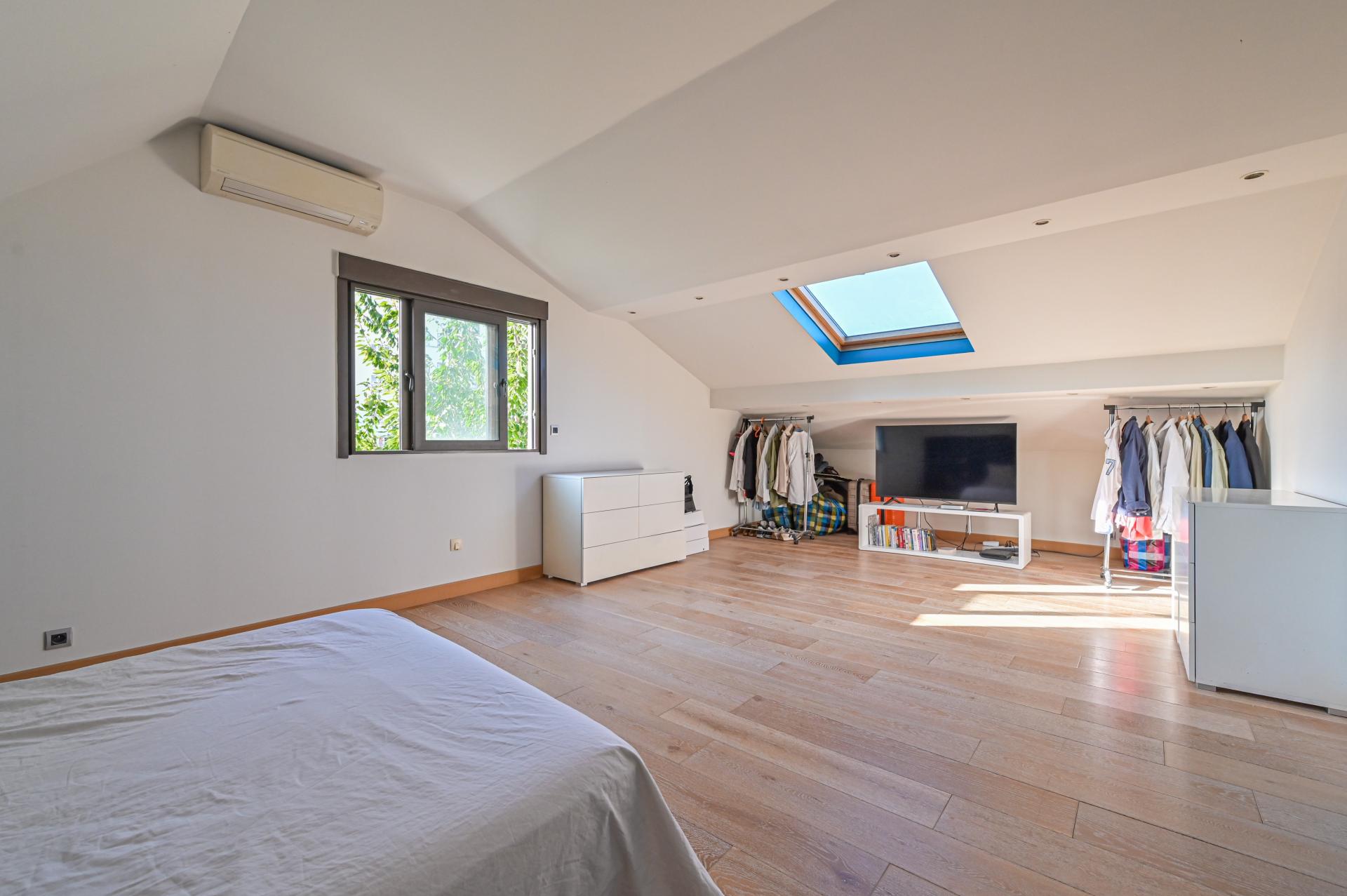 Photo 6 of the listing.