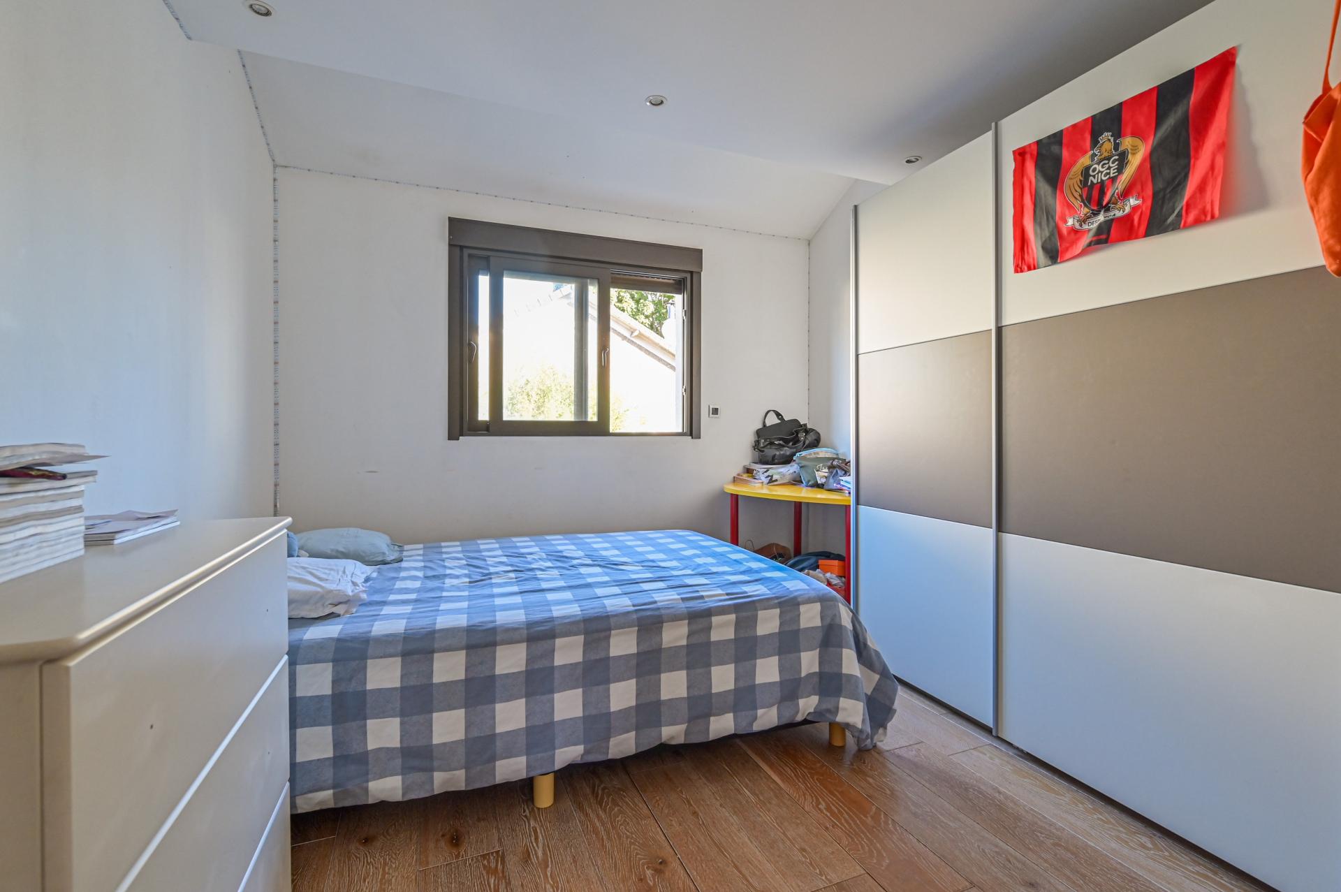 Photo 5 of the listing.