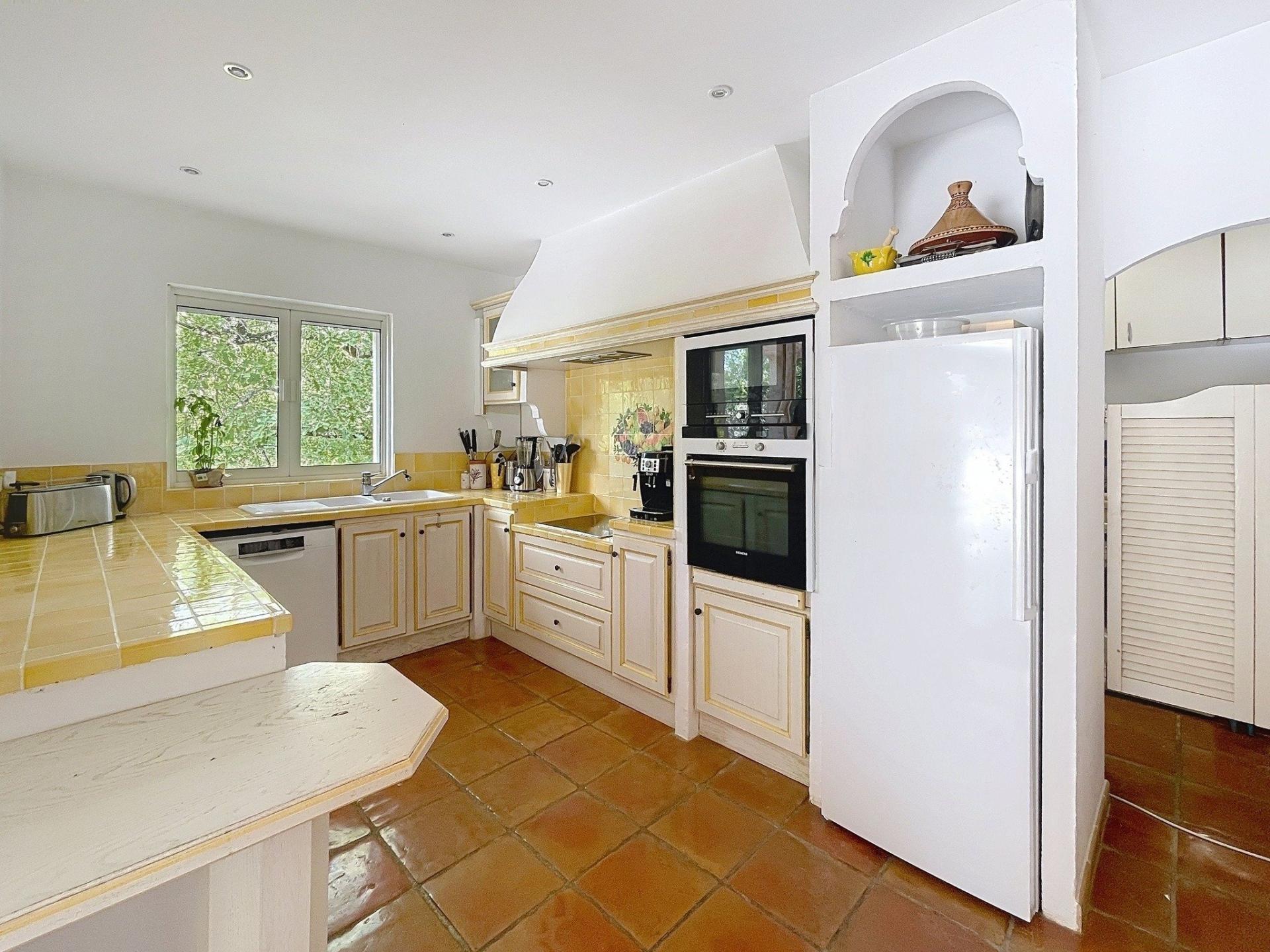 Photo 4 of the listing.