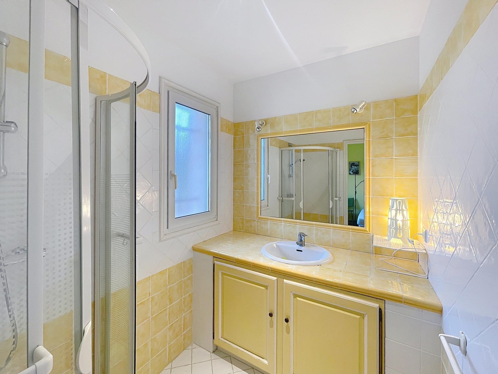 Photo 7 of the listing.