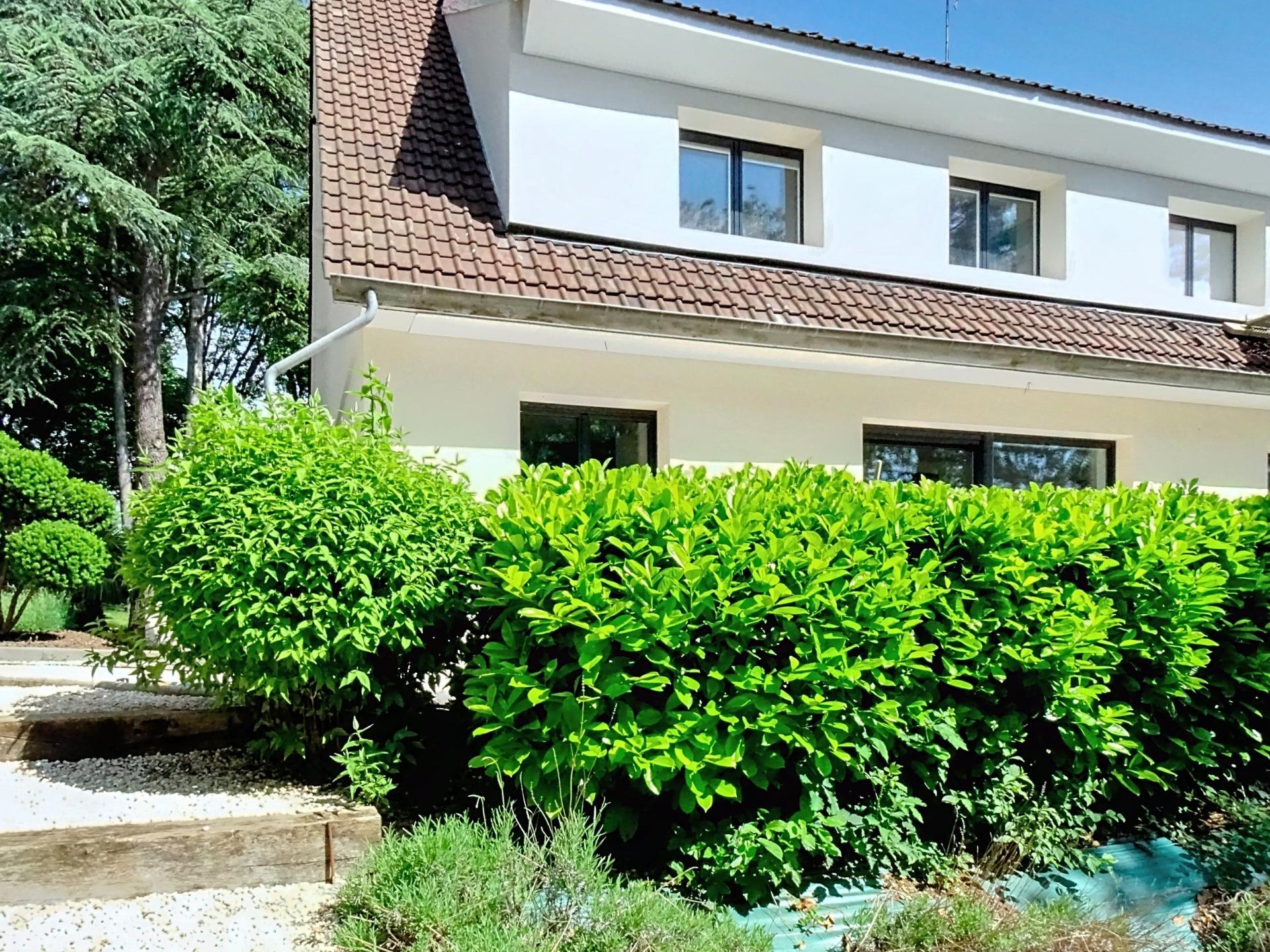 Photo 2 of the listing.