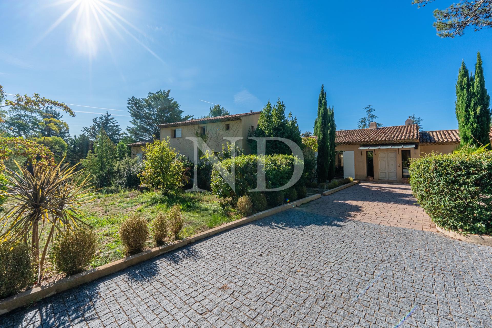 Photo 3 of the listing.