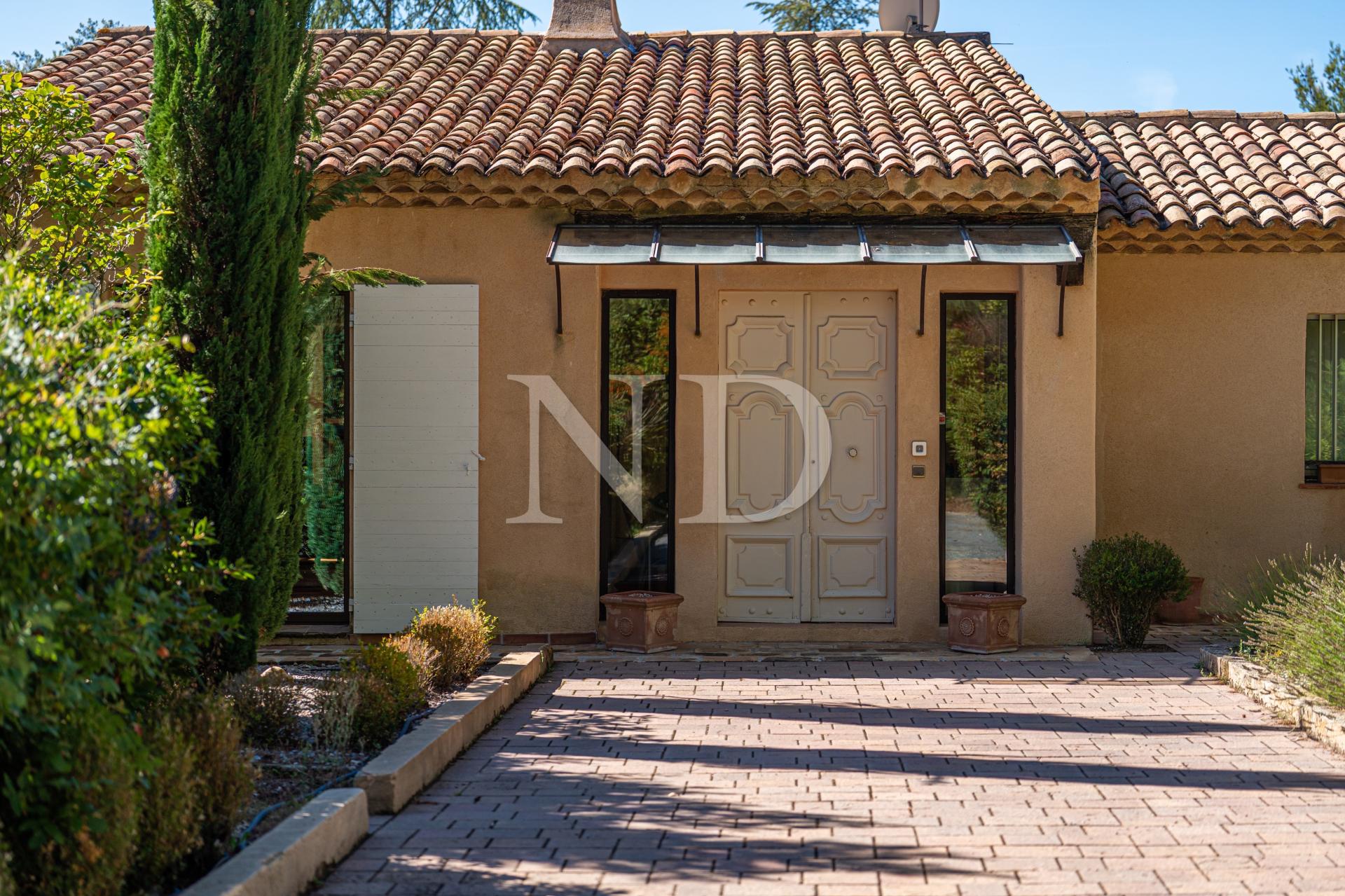 Photo 2 of the listing.