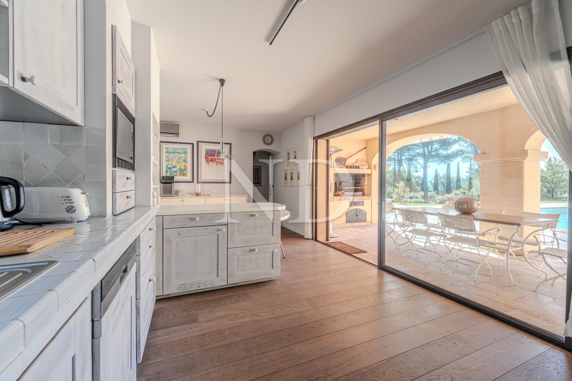 Photo 7 of the listing.