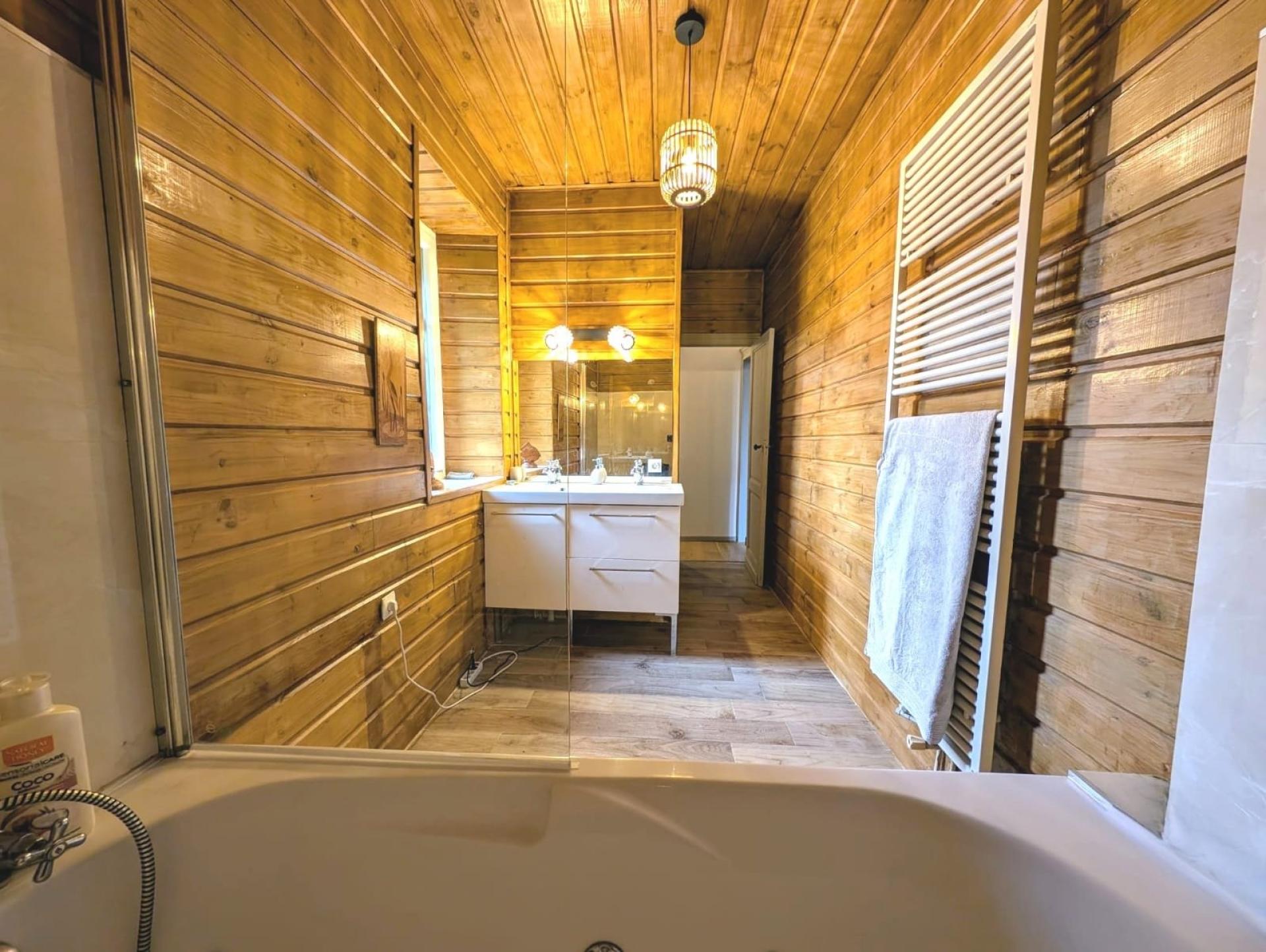 Photo 14 of the listing.