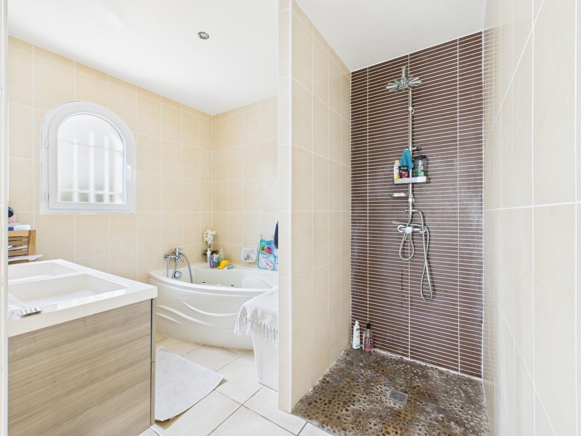 Photo 11 of the listing.