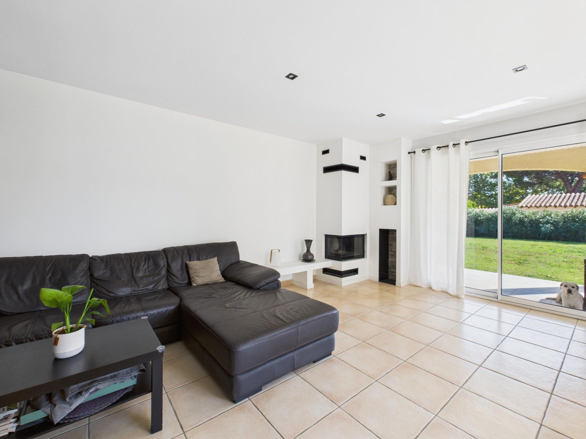 Photo 7 of the listing.