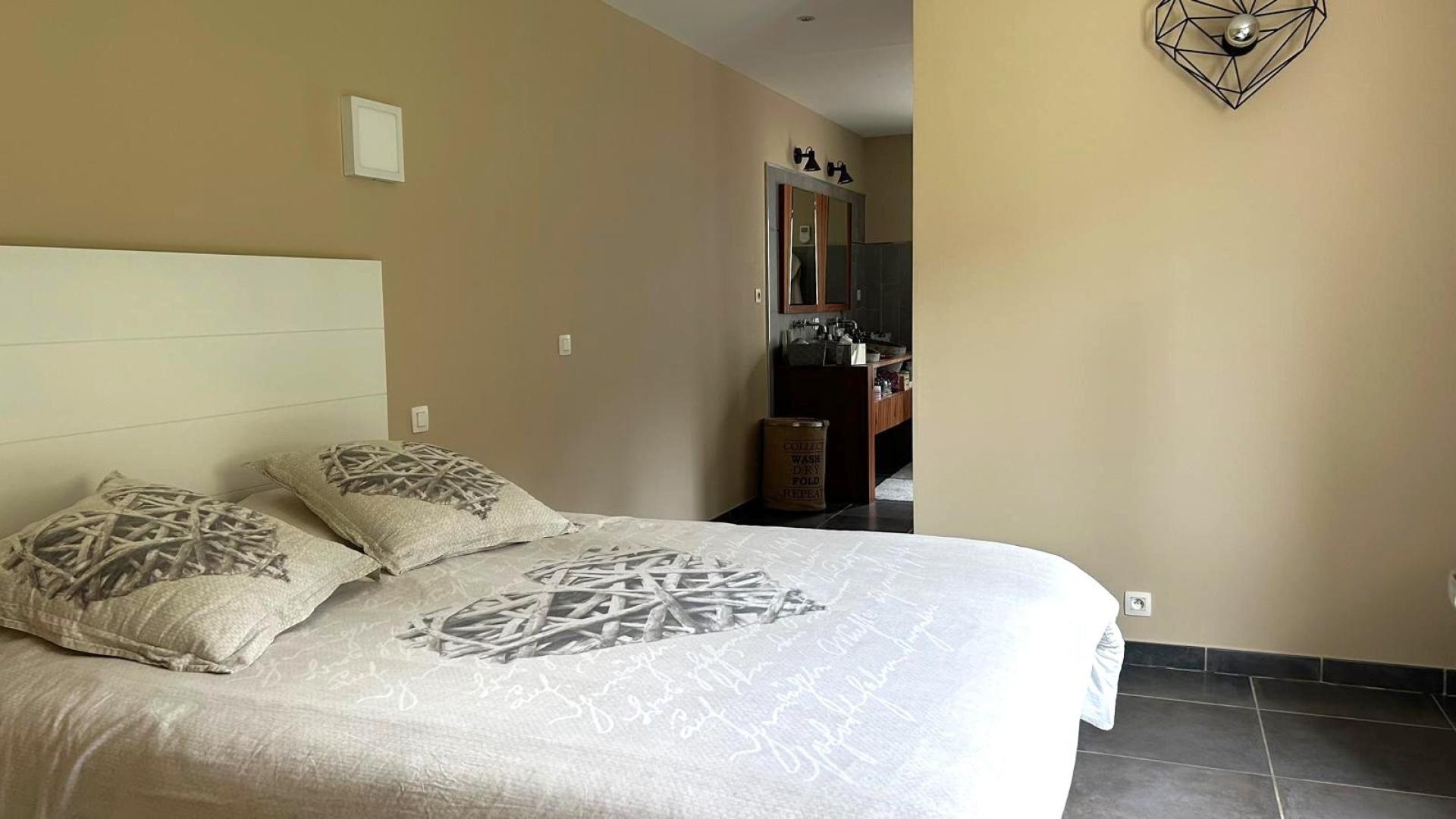 Photo 10 of the listing.