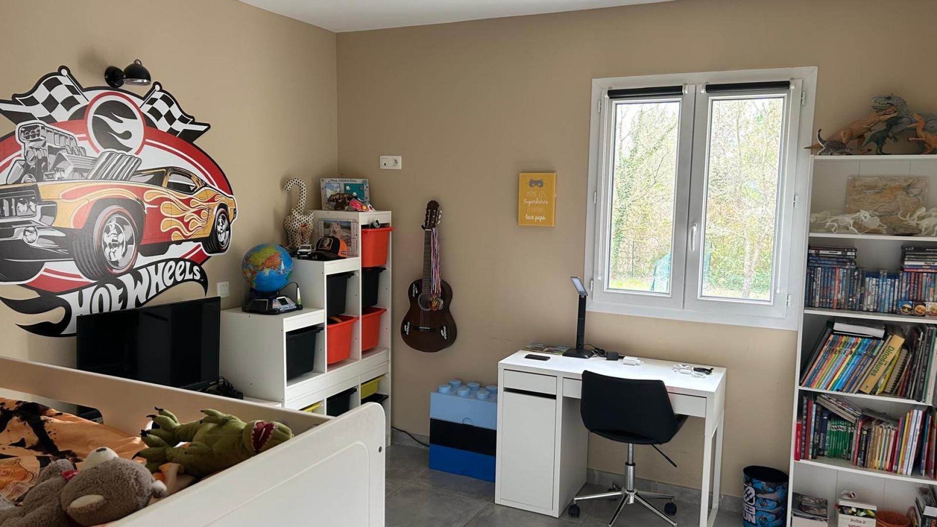 Photo 14 of the listing.