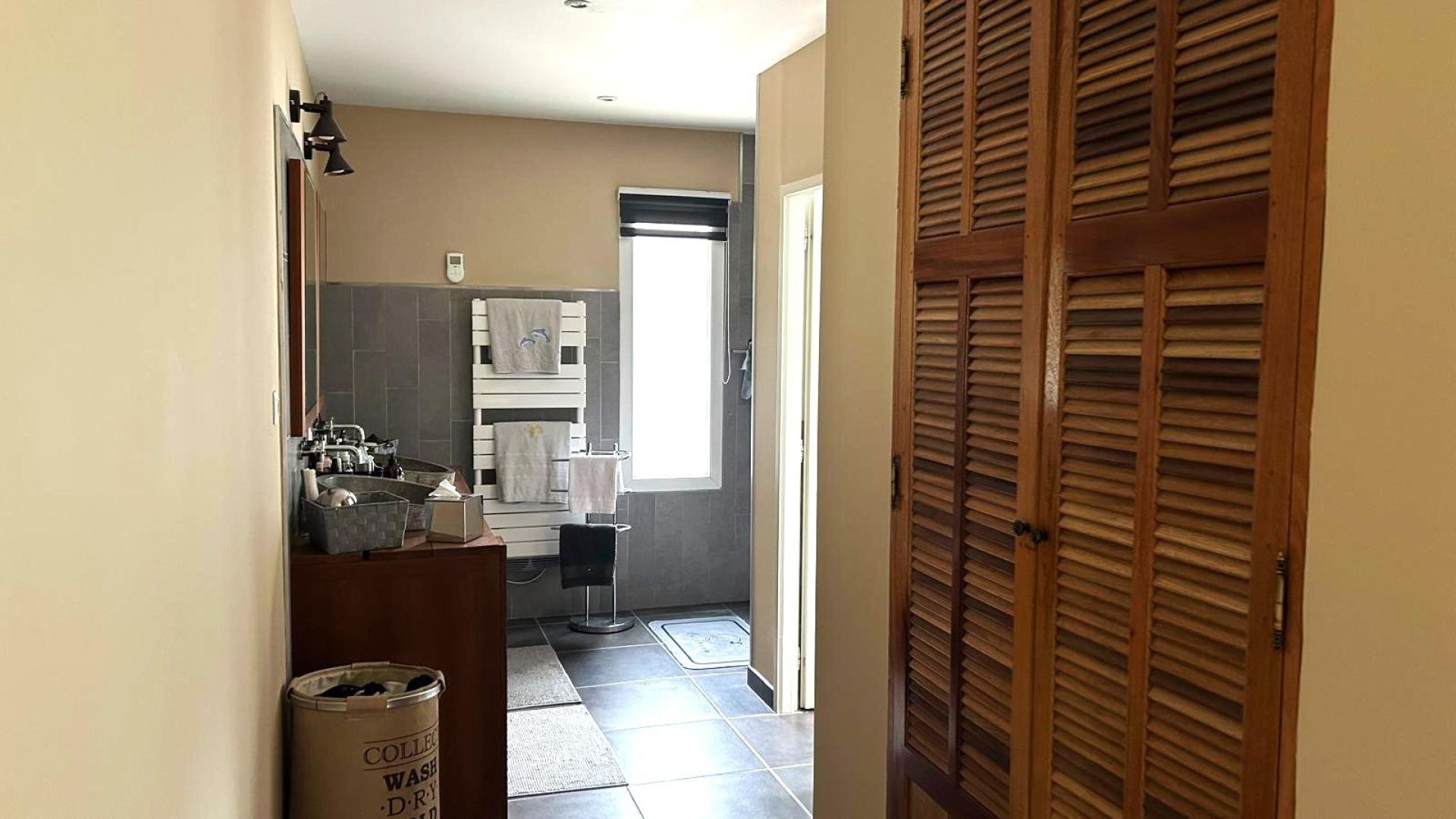 Photo 11 of the listing.