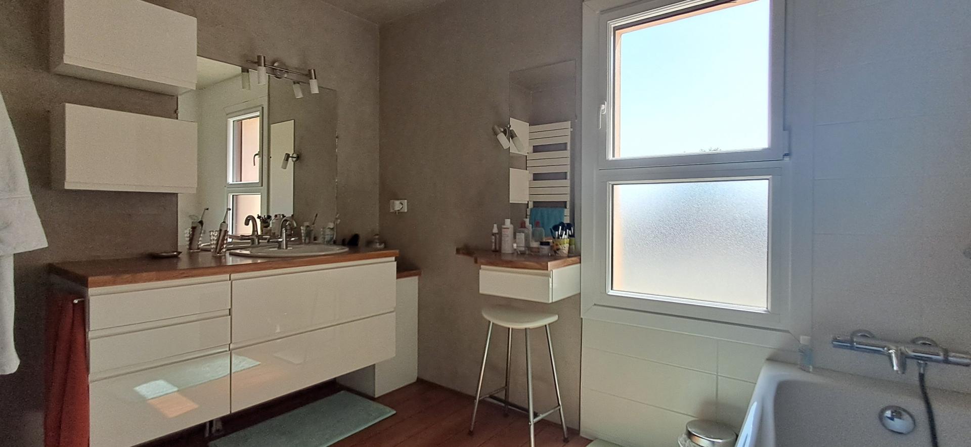 Photo 10 of the listing.