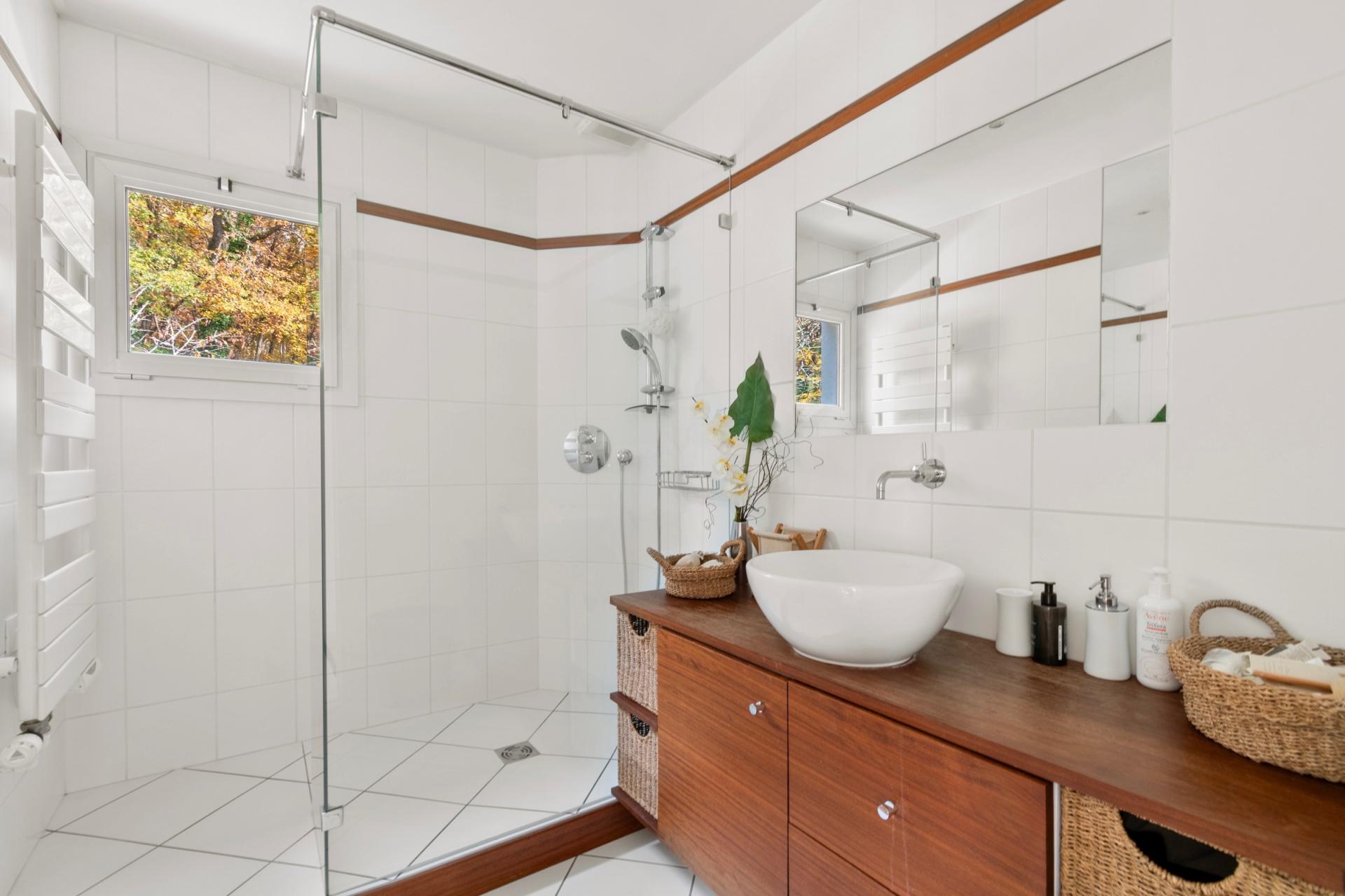 Photo 17 of the listing.