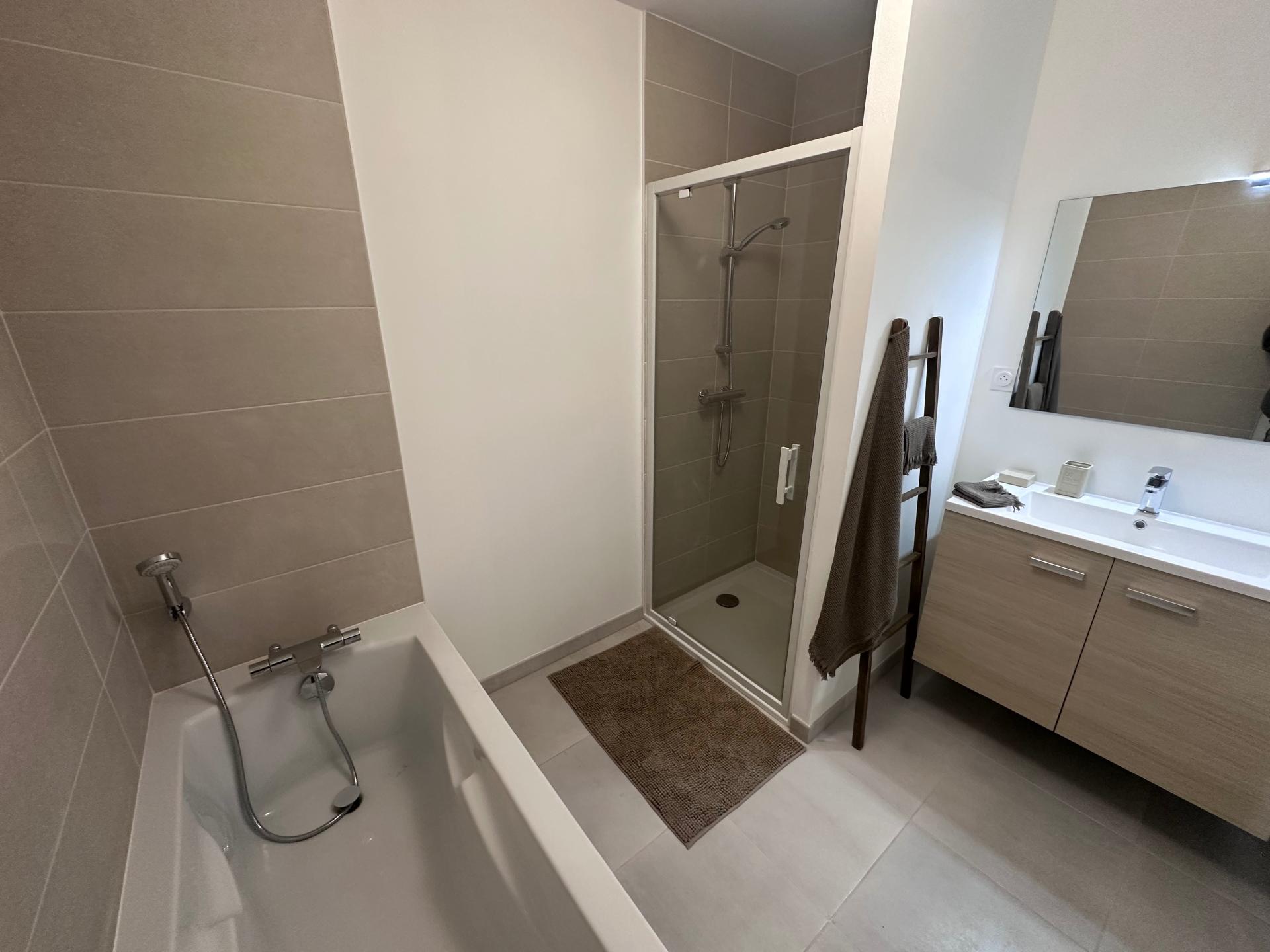 Photo 6 of the listing.