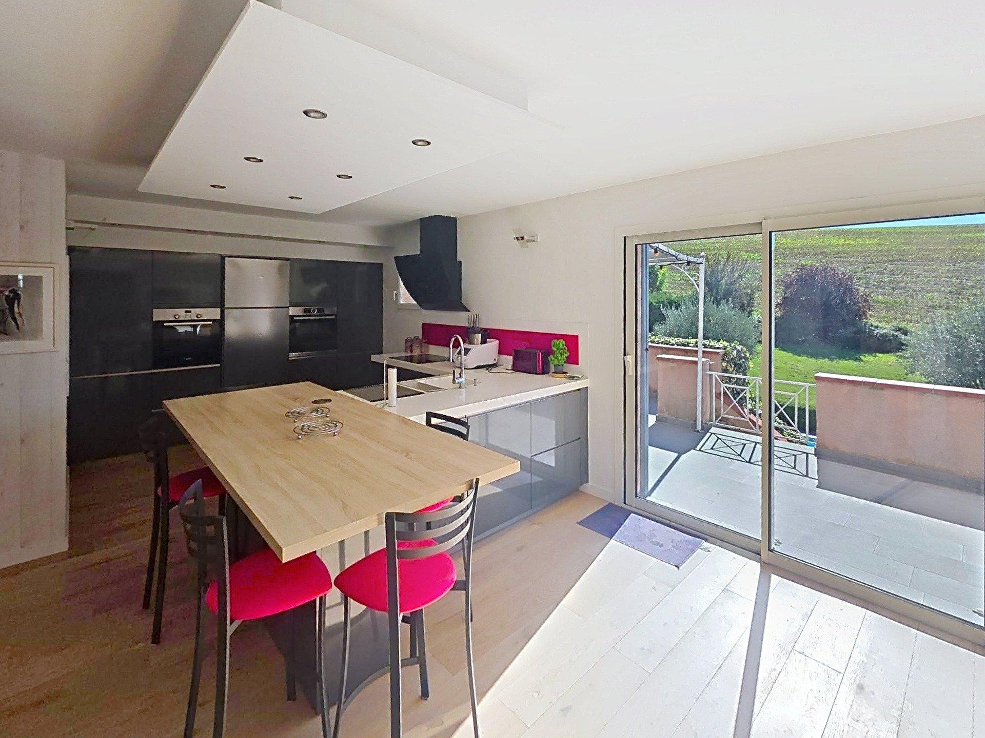 Photo 5 of the listing.