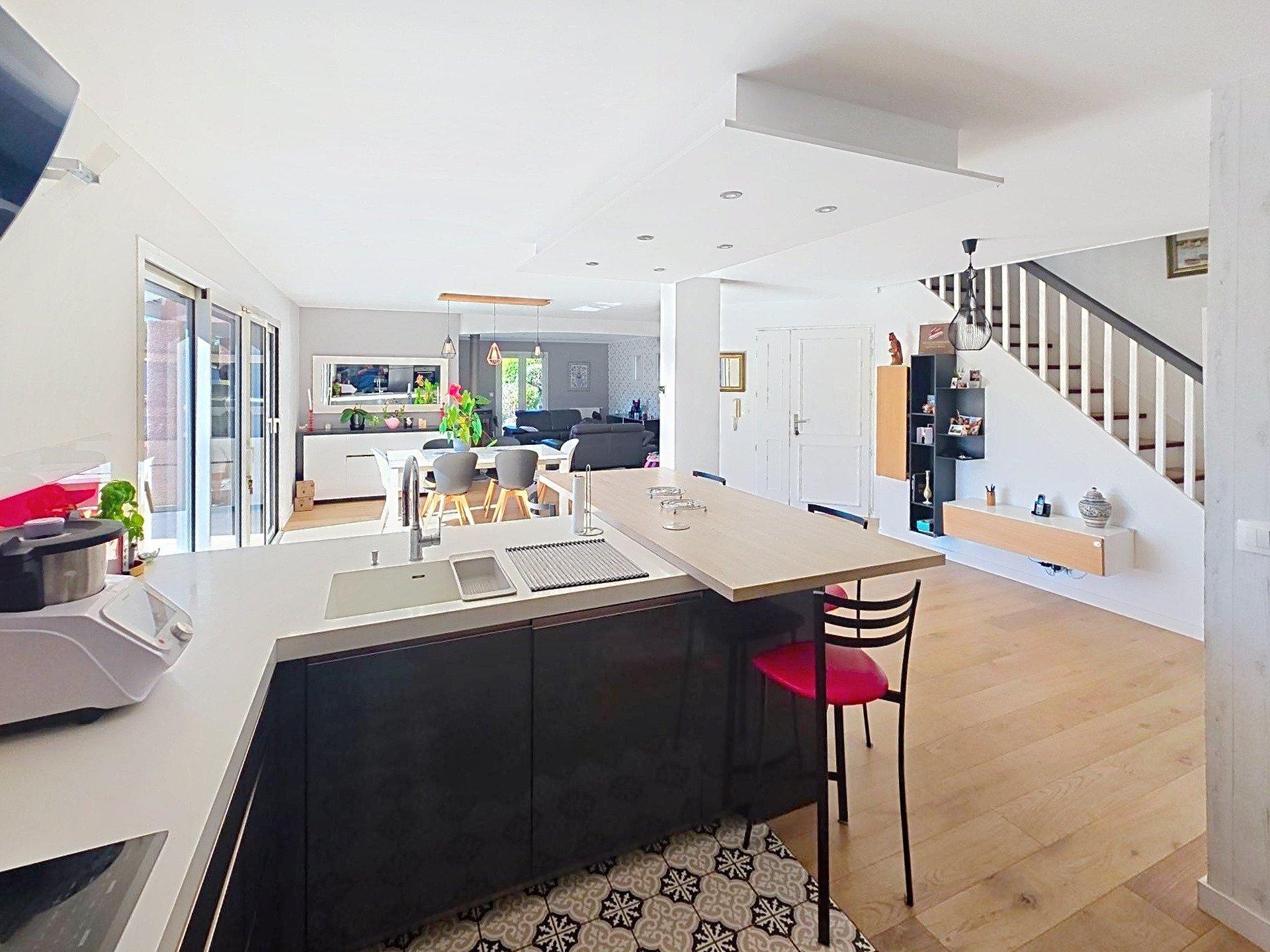 Photo 4 of the listing.