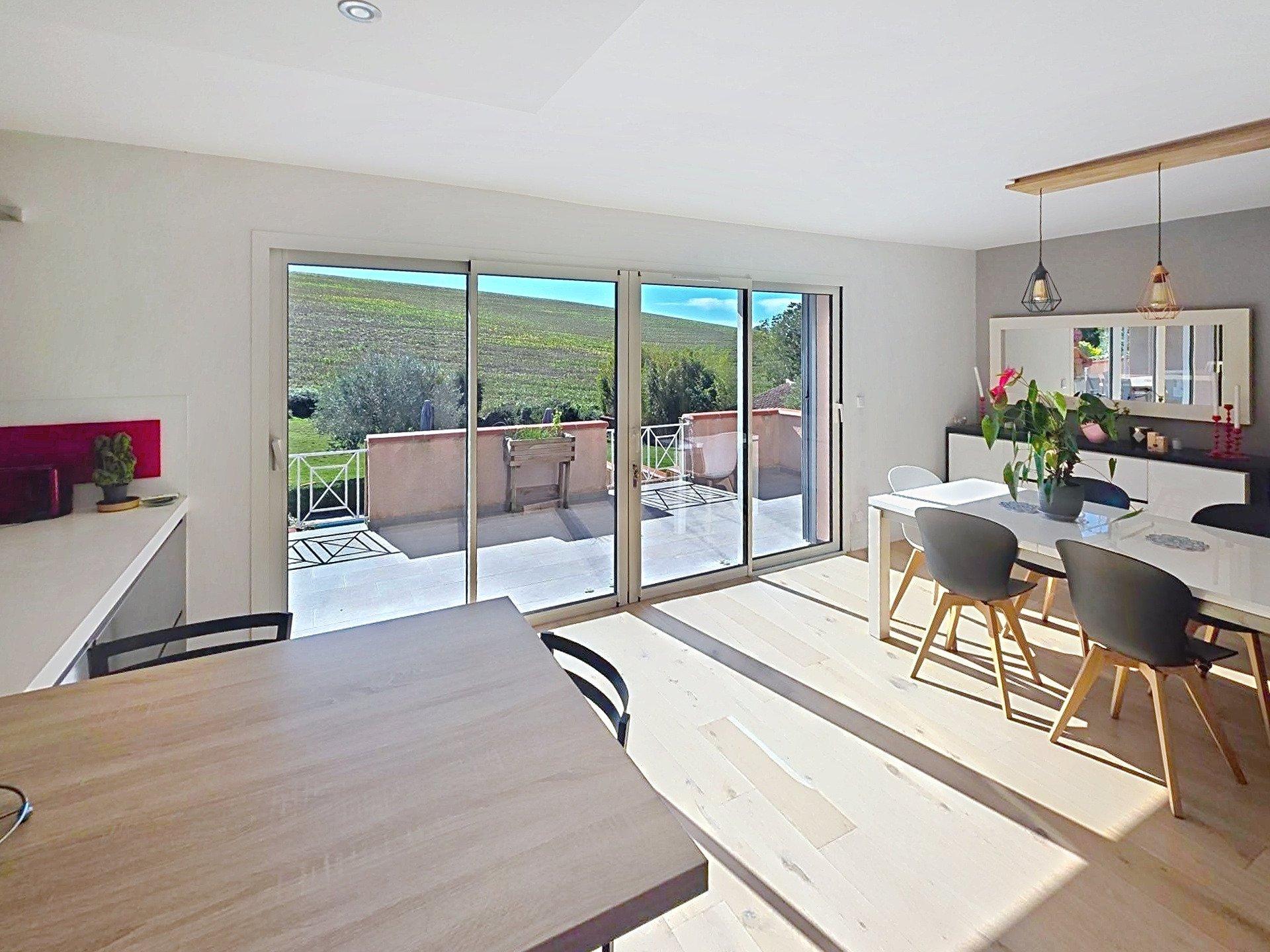 Photo 2 of the listing.