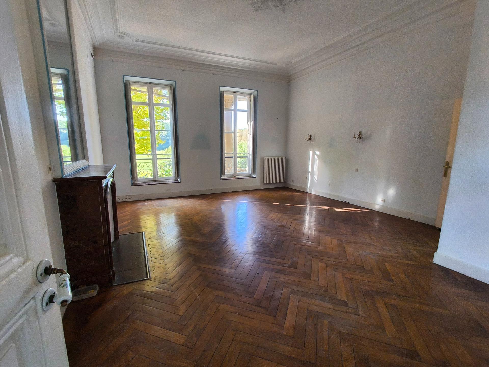 Photo 2 of the listing.