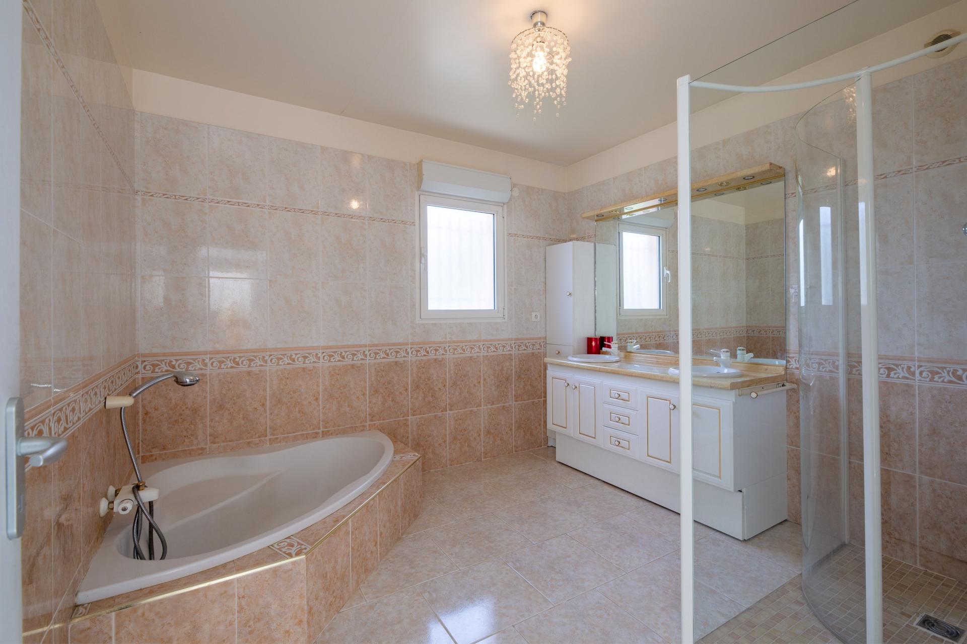 Photo 7 of the listing.