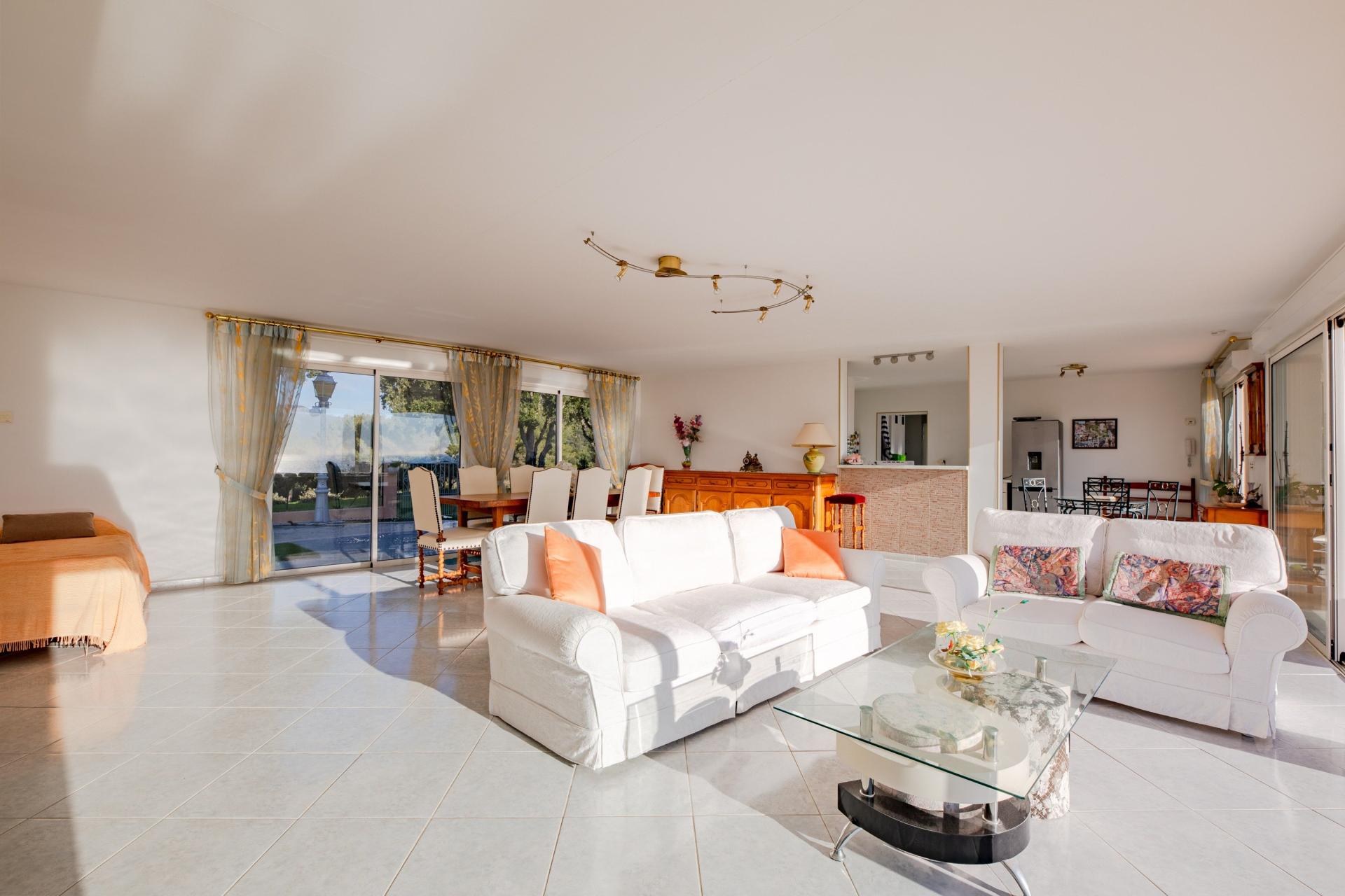 Photo 2 of the listing.