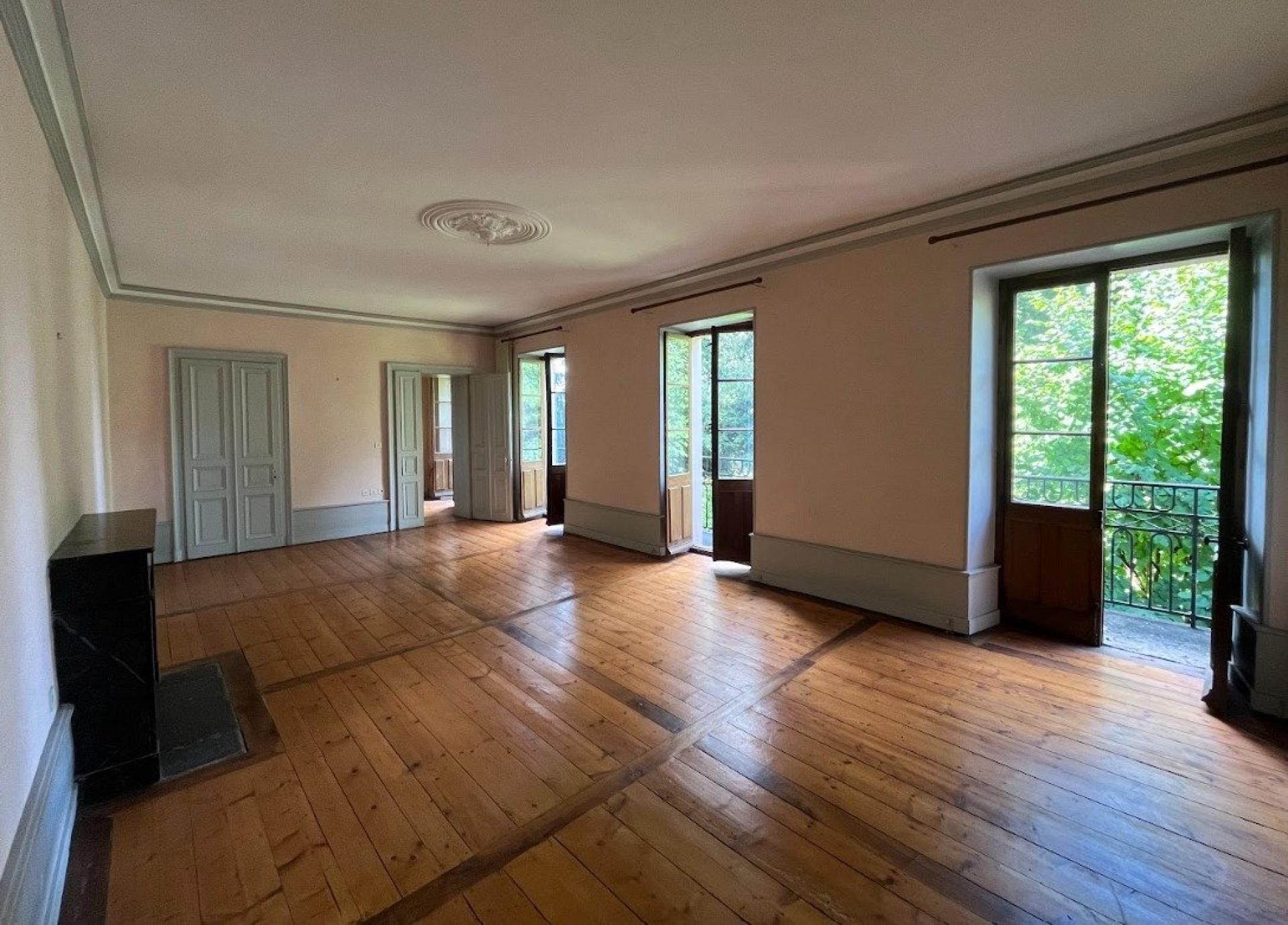 Photo 7 of the listing.