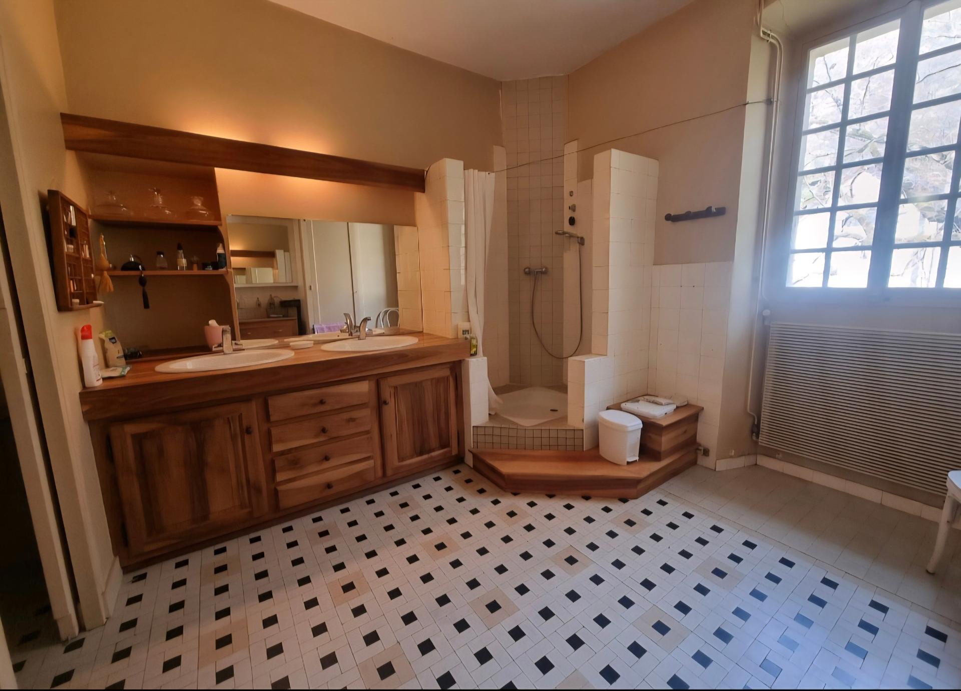 Photo 10 of the listing.