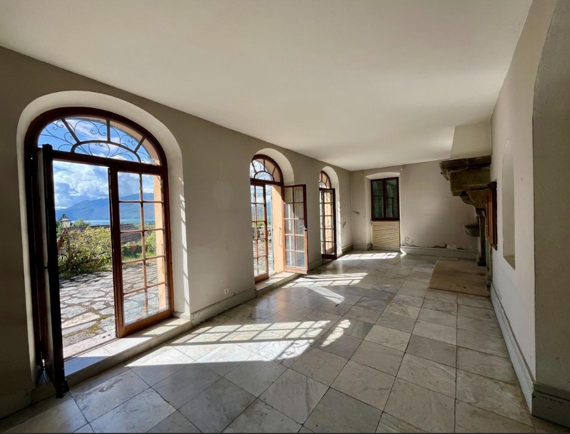 Photo 4 of the listing.