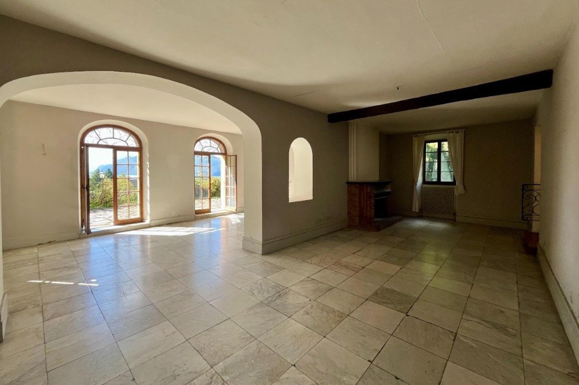 Photo 5 of the listing.