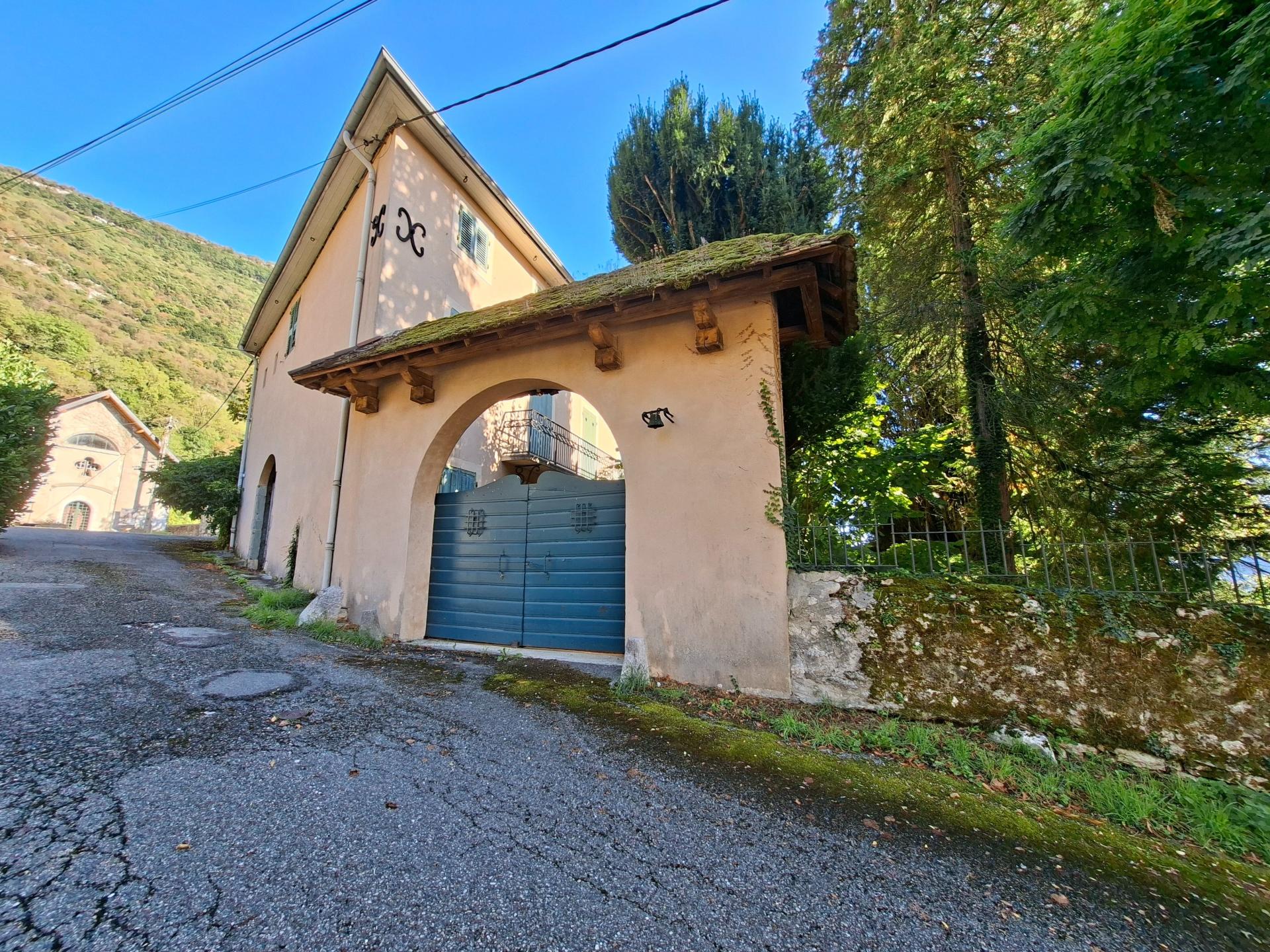 Photo 2 of the listing.