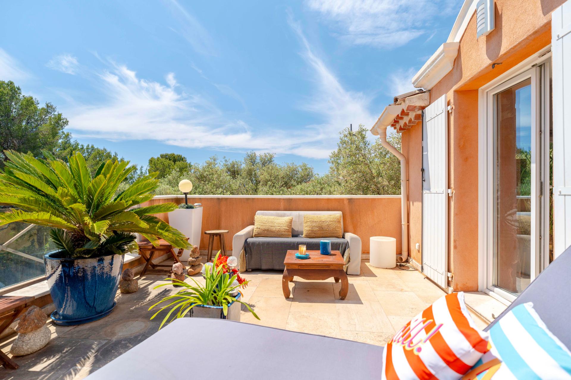 Photo 5 of the listing.